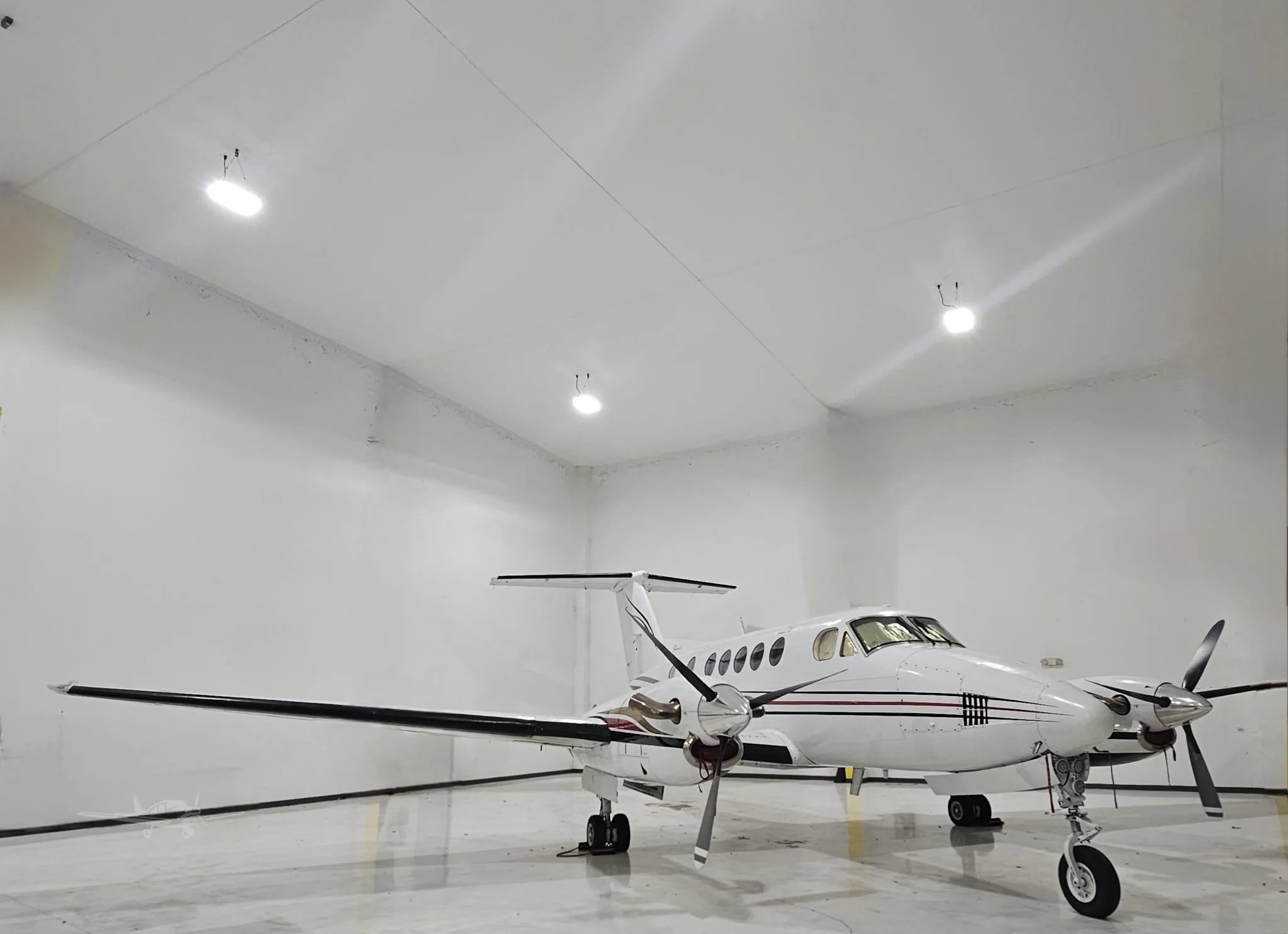 Exterior view of a 1980 BEECHCRAFT KING AIR 200, N54TK.