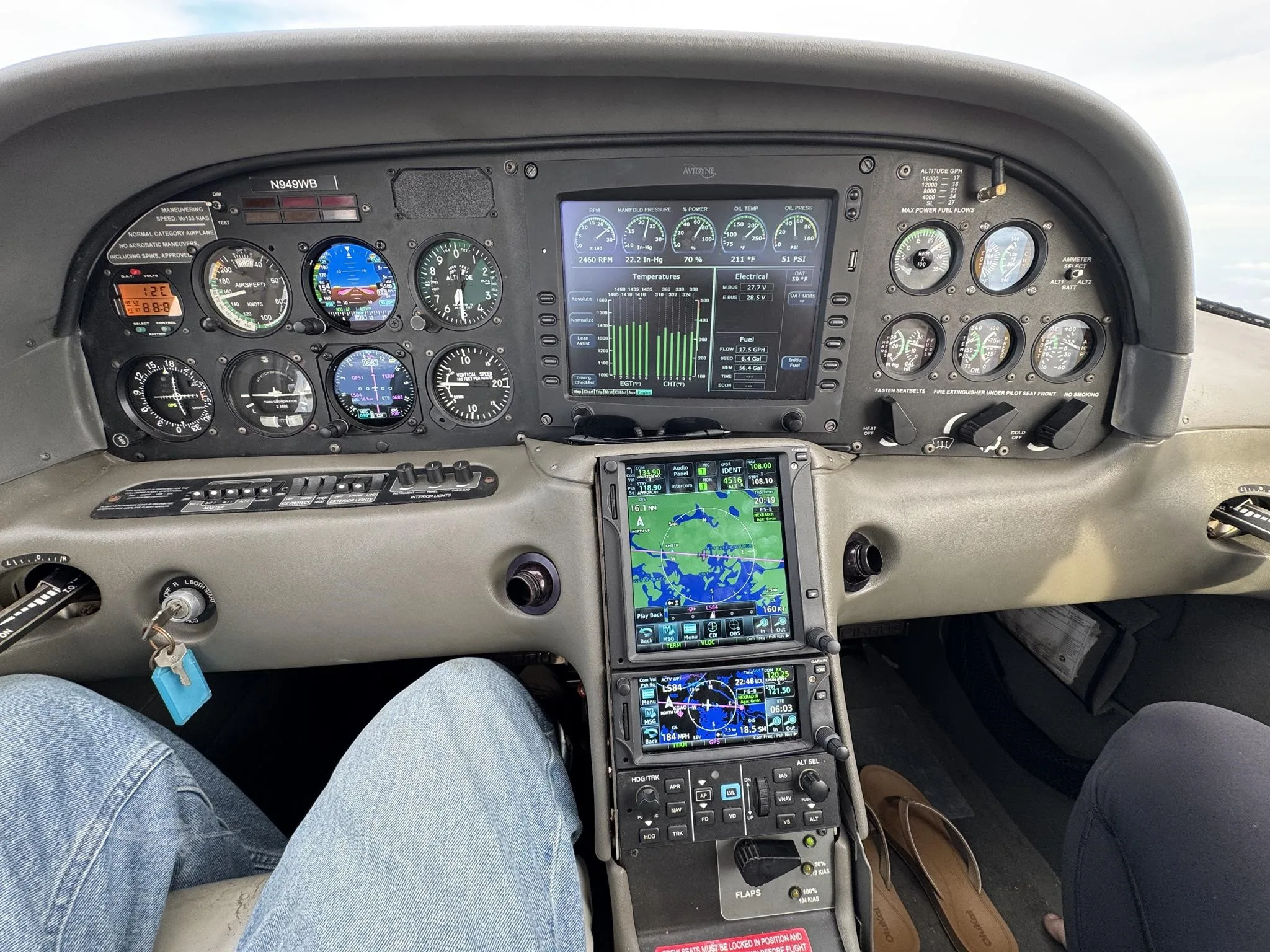 Cockpit and instrument panel of a 2003 CIRRUS SR22.