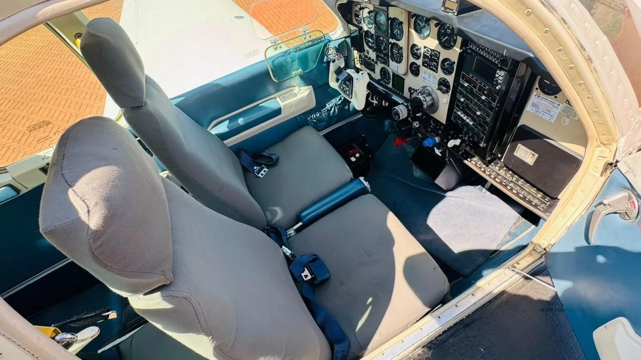 Cockpit and instrument panel of a 1989 BEECHCRAFT F33A BONANZA.