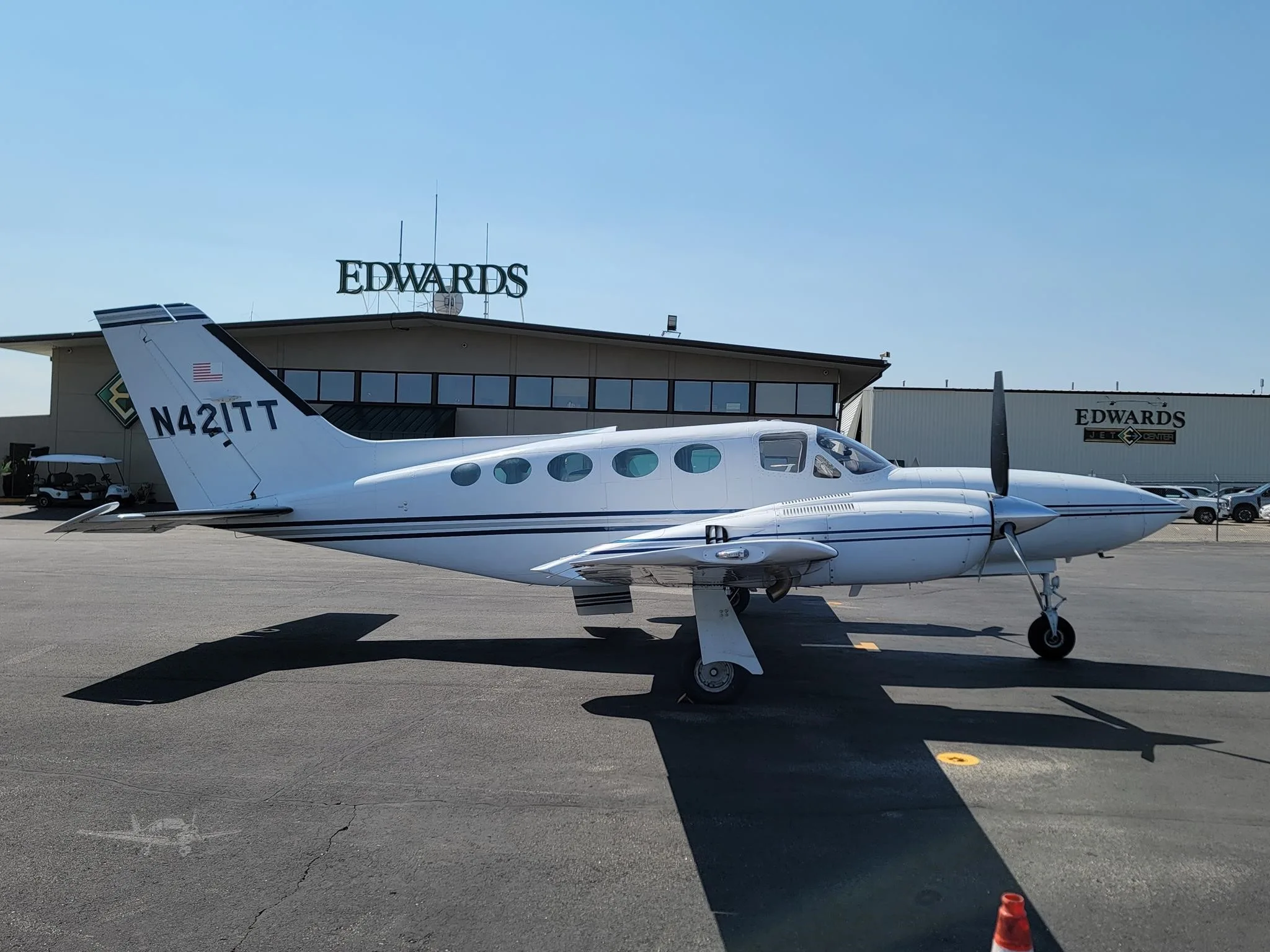 Exterior view of a 1976 CESSNA 421C, N421TT.
