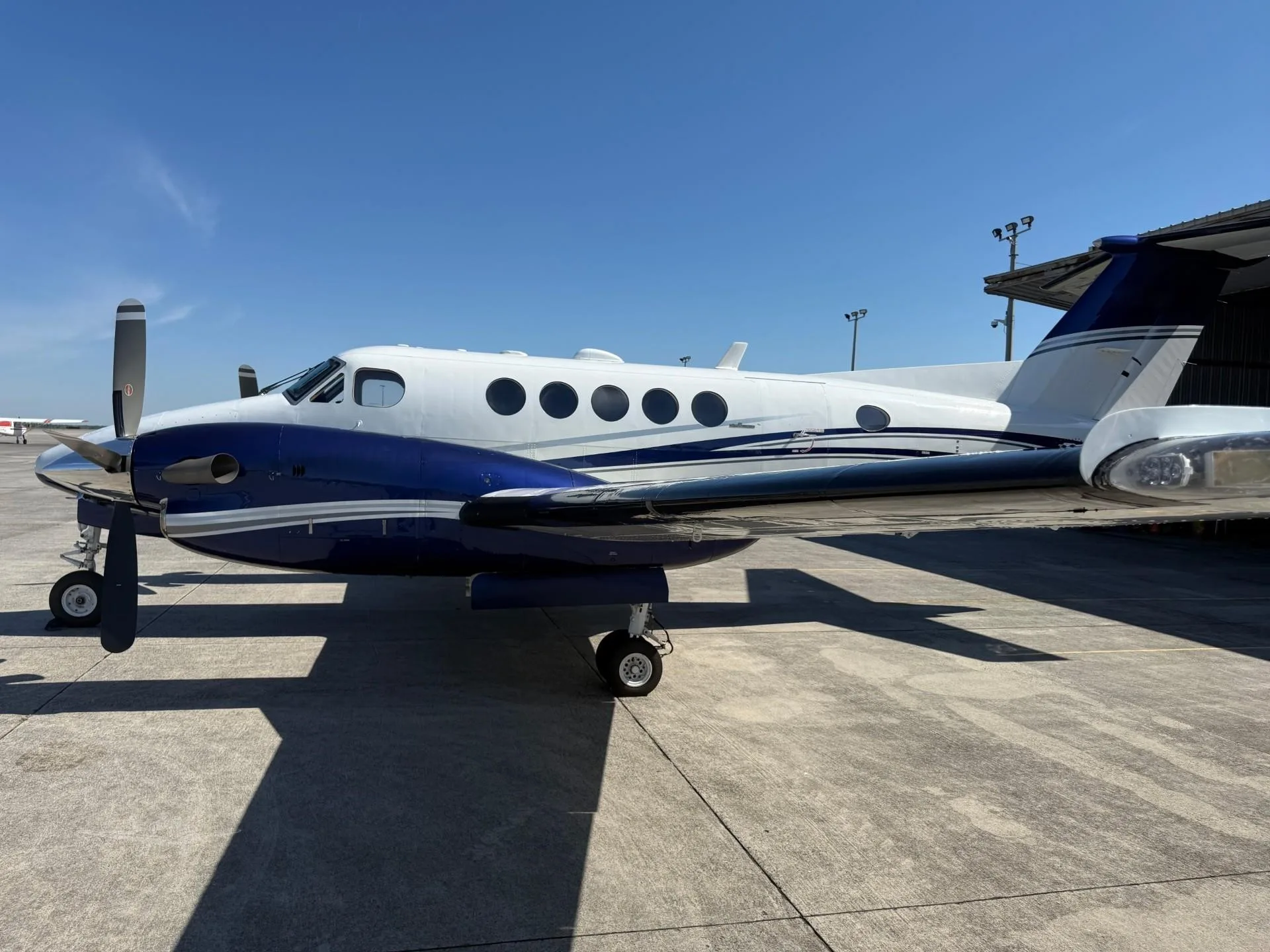 Exterior view of a 1987 BEECHCRAFT KING AIR B200, N14NG.