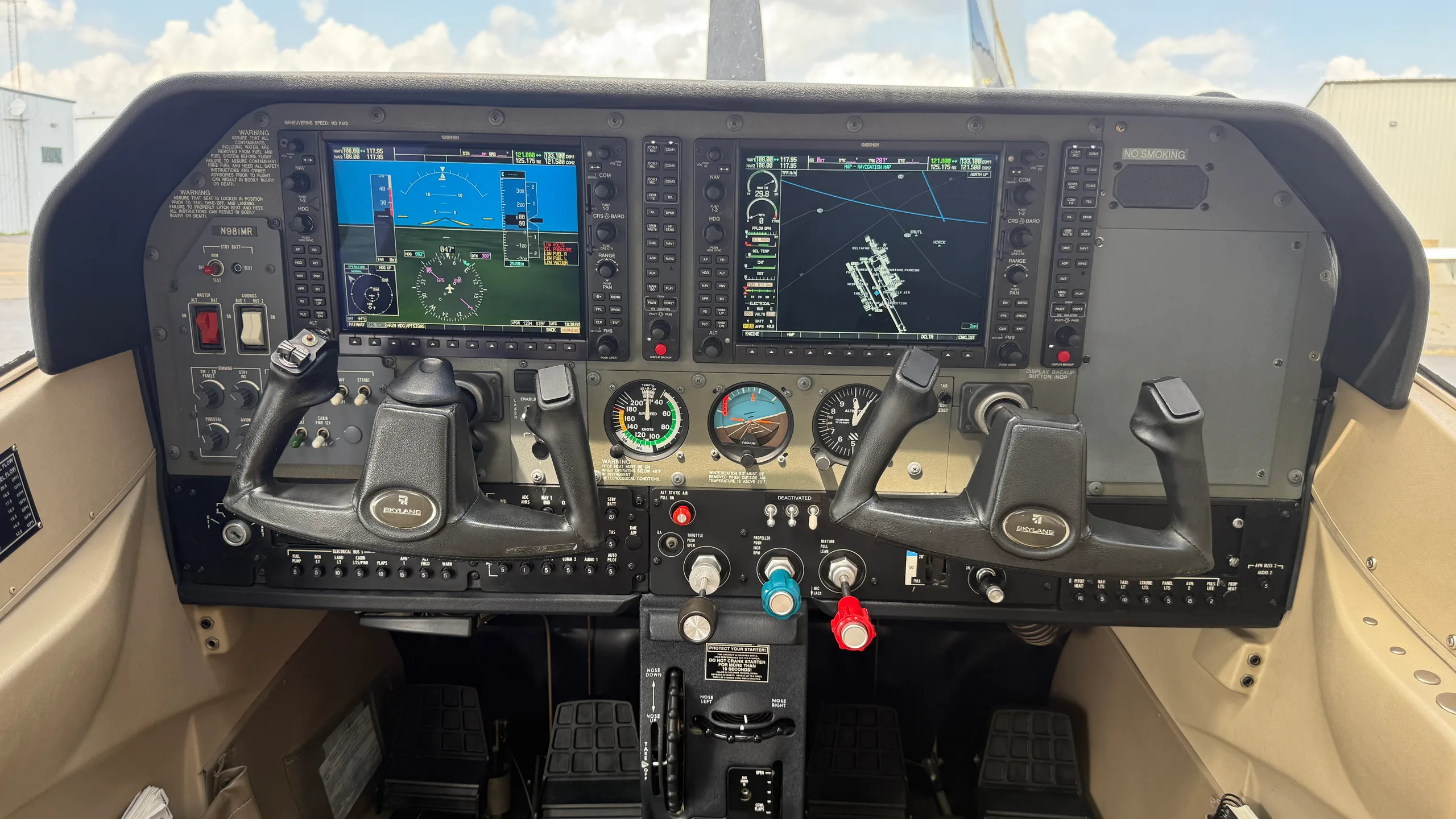 Cockpit and instrument panel of a 2010 Cessna 182T Skylane, 18282212.
