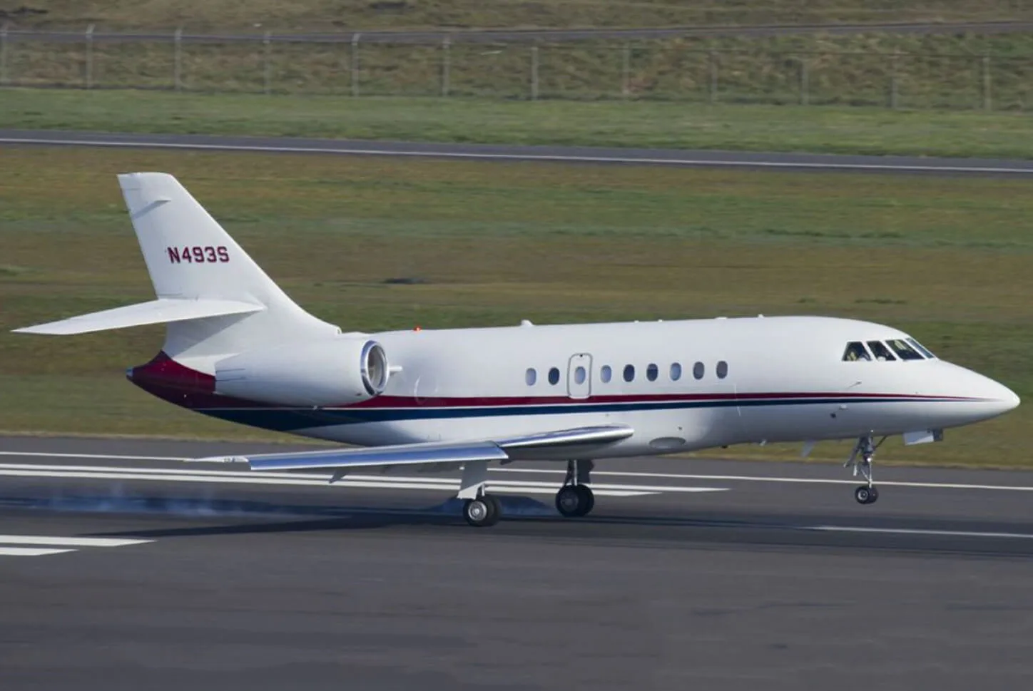 Exterior view of a Dassault FALCON 2000EX • SN: 064.