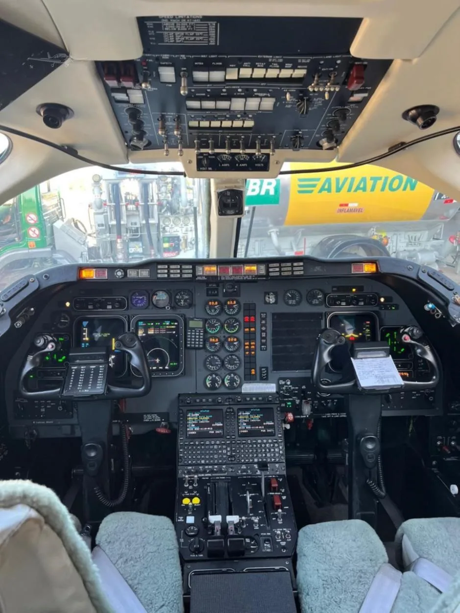 Cockpit and instrument panel of a 2005 HAWKER 400XP.