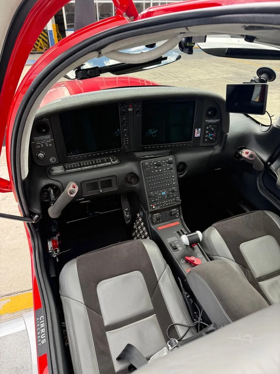 Cockpit and instrument panel of a 2020 CIRRUS SR22-G6 TURBO.