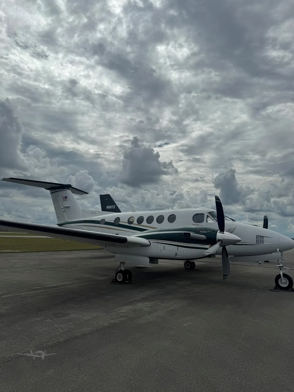 Exterior view of a 1977 BEECHCRAFT KING AIR 200.