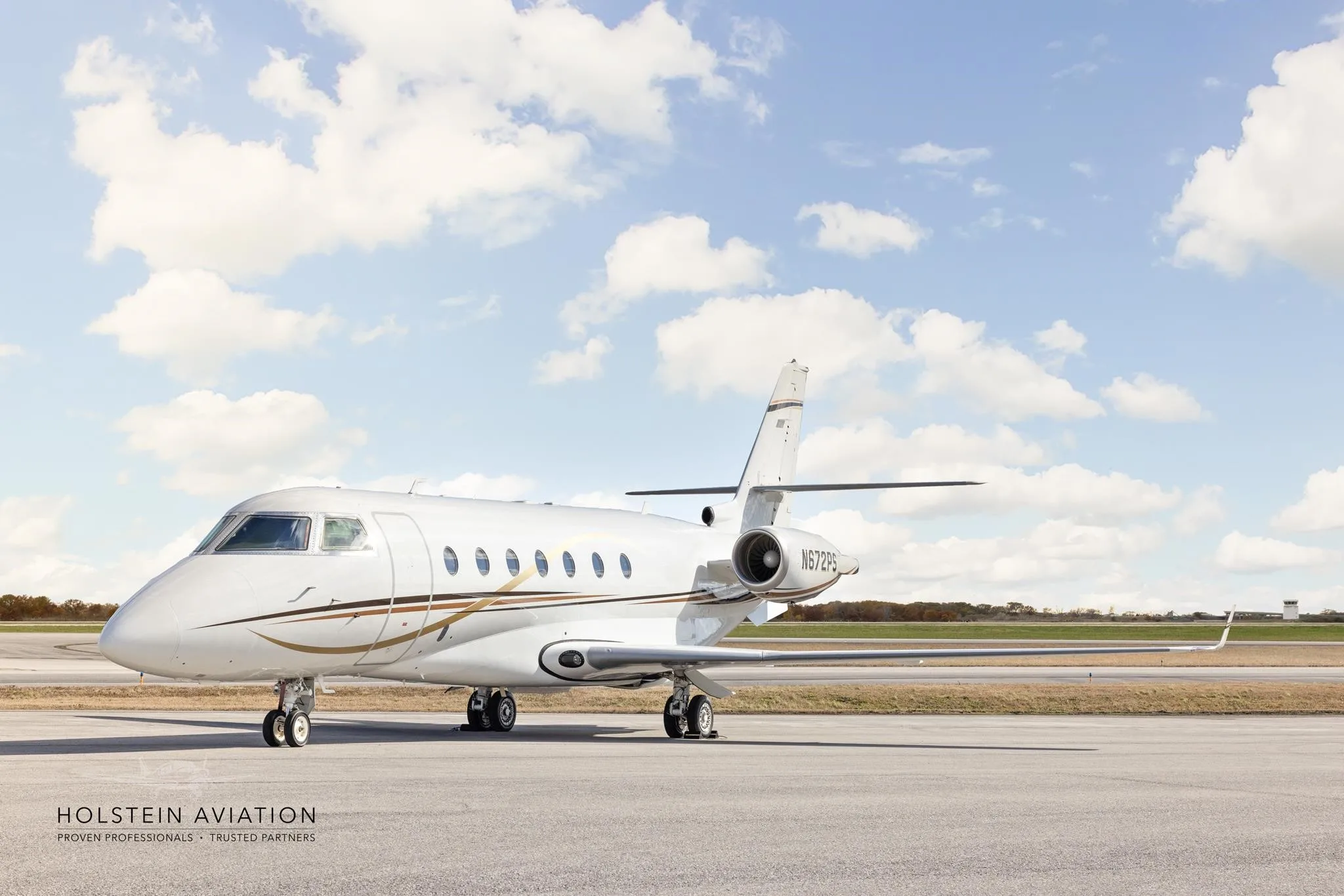 Exterior view of a 2000 GULFSTREAM G200, N672PS.