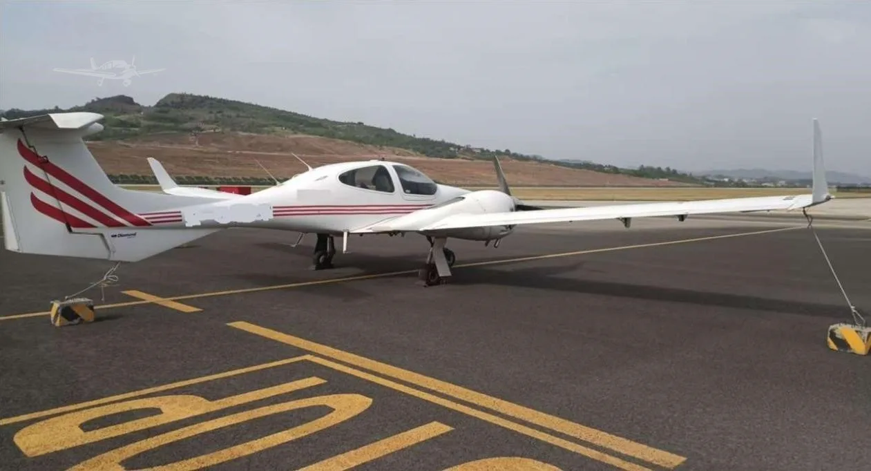 Exterior view of a 2008 DIAMOND DA42.
