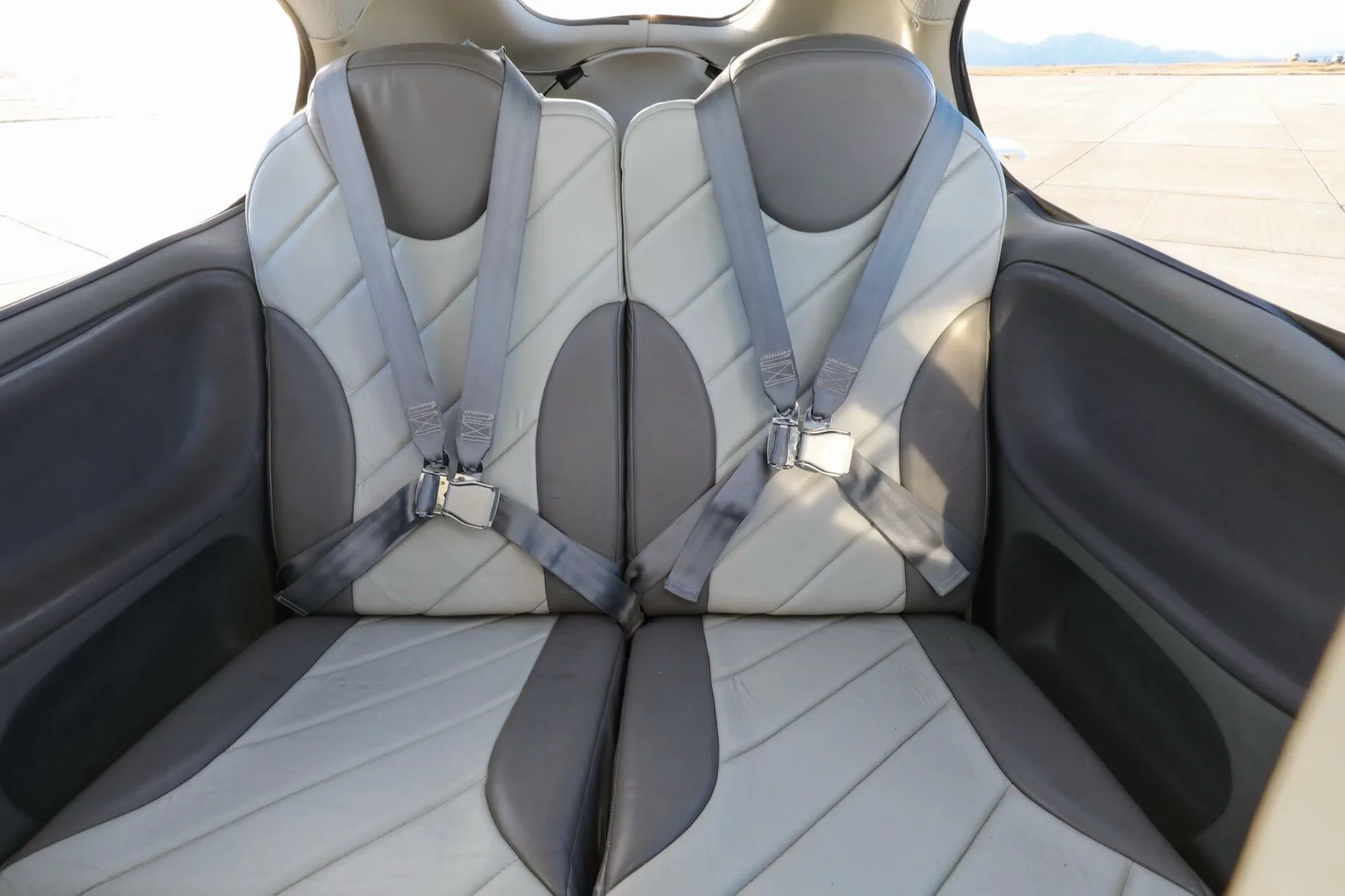 Cabin interior of a Cirrus N501DF SR20-G1 - Aerista.
