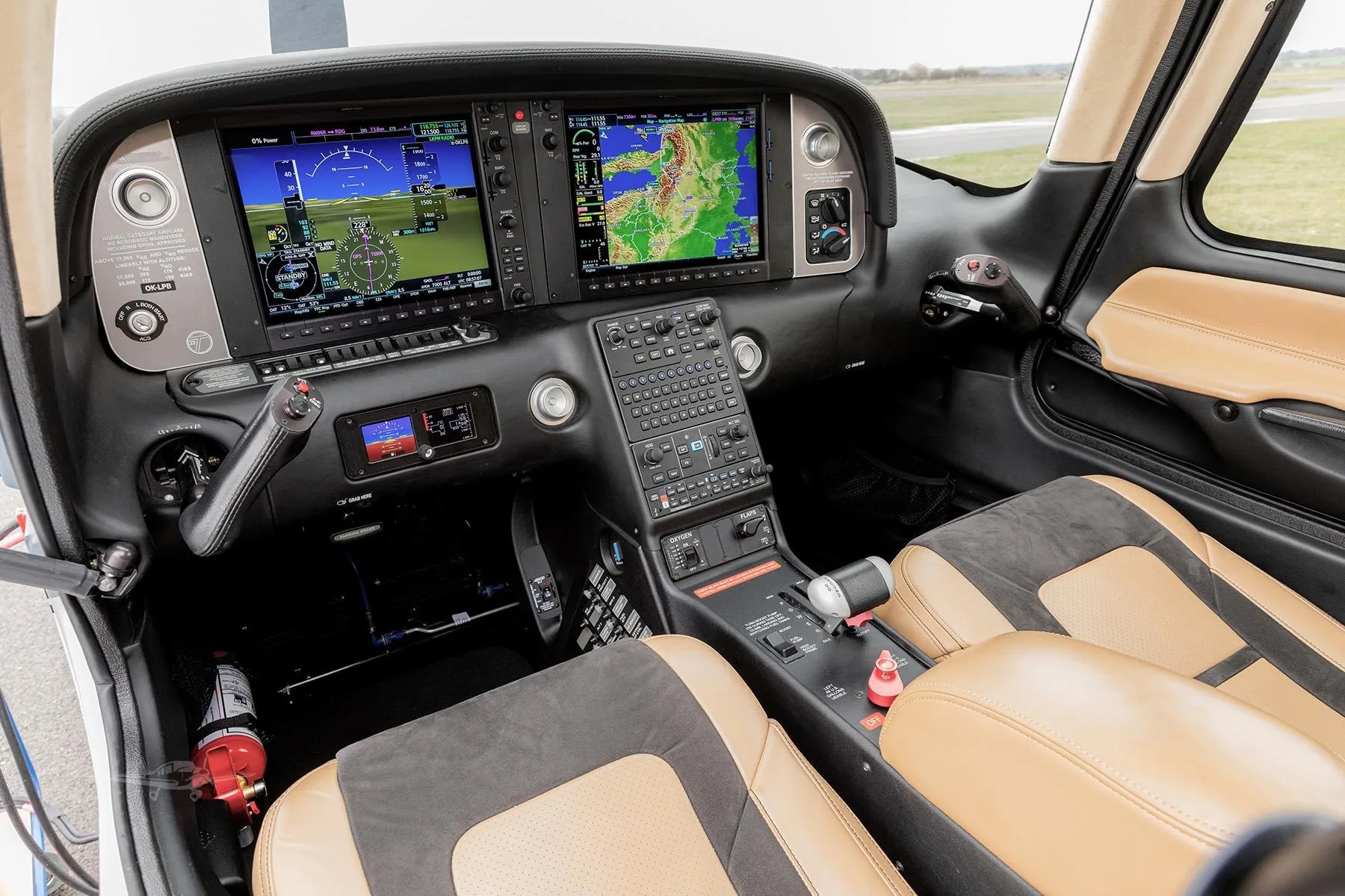 Cockpit and instrument panel of a 2022 CIRRUS SR22-G6 TURBO.