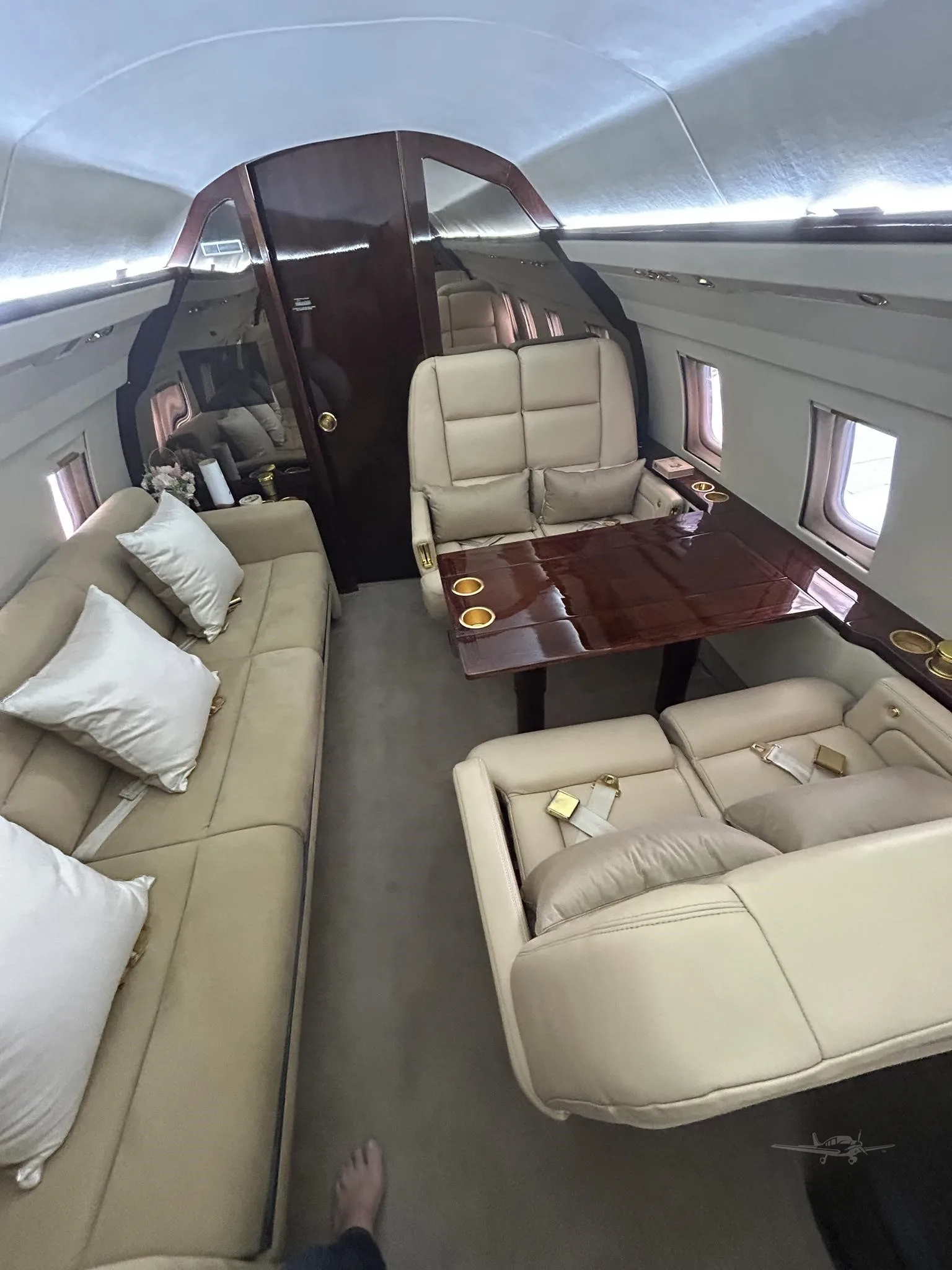 Cabin interior of a 1982 BOMBARDIER CHALLENGER 600.