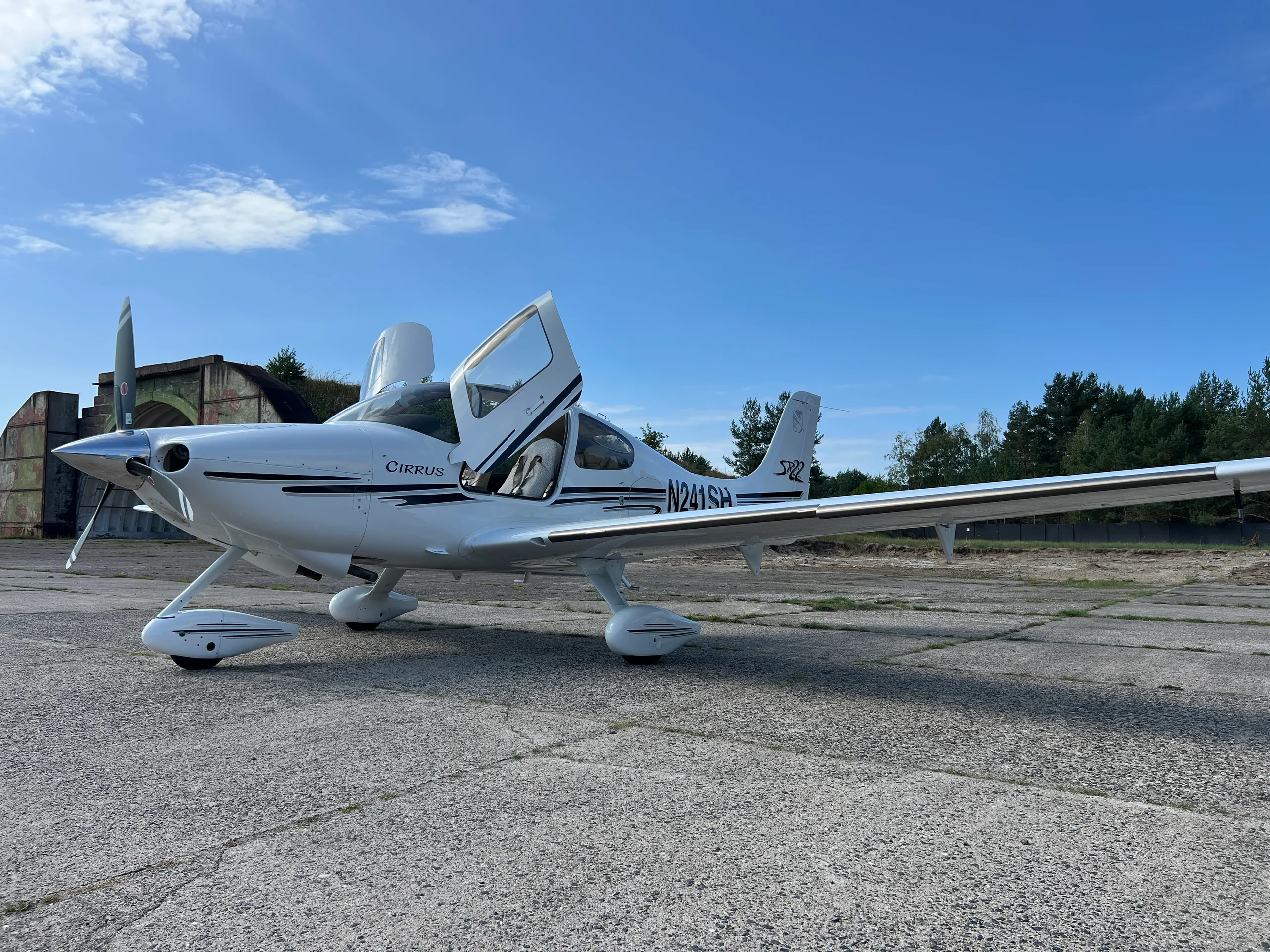 Exterior view of a 2002 Cirrus SR22 G1.