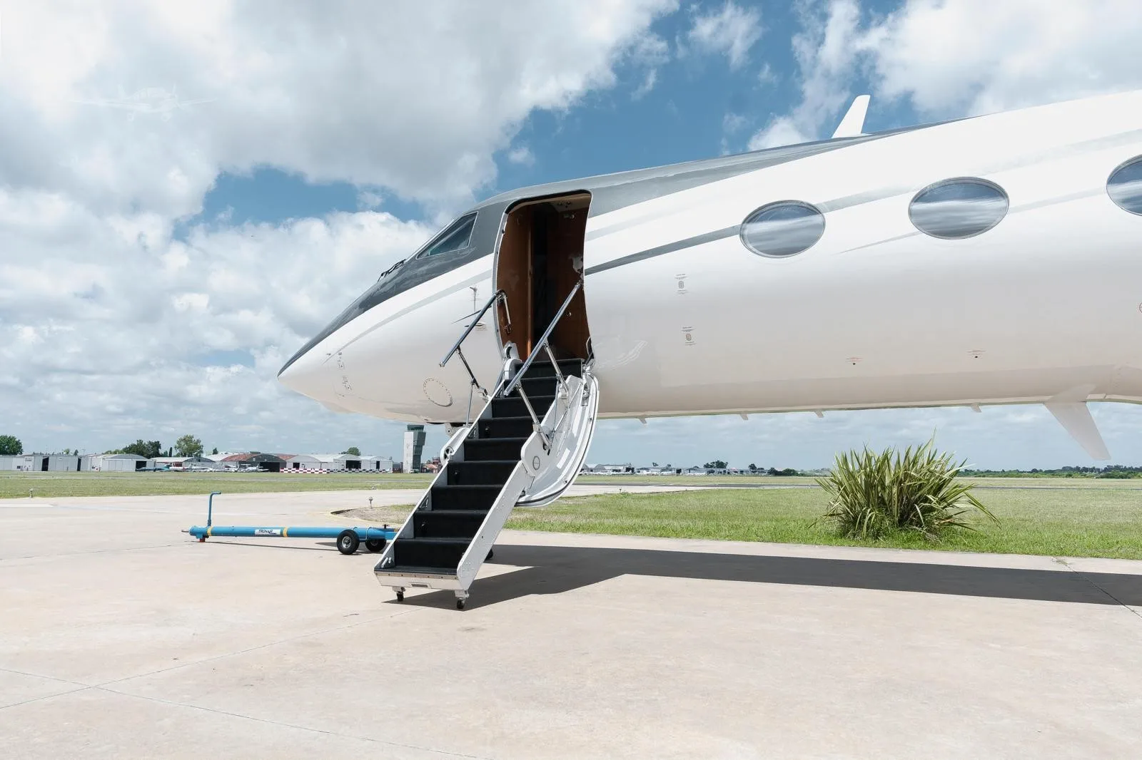 Exterior view of a 2004 GULFSTREAM G400, LV-JQW.