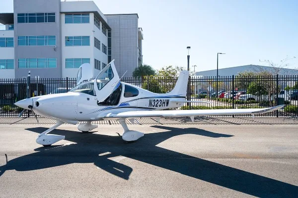 Exterior view of a 2021 Cirrus SR20, N323HW.