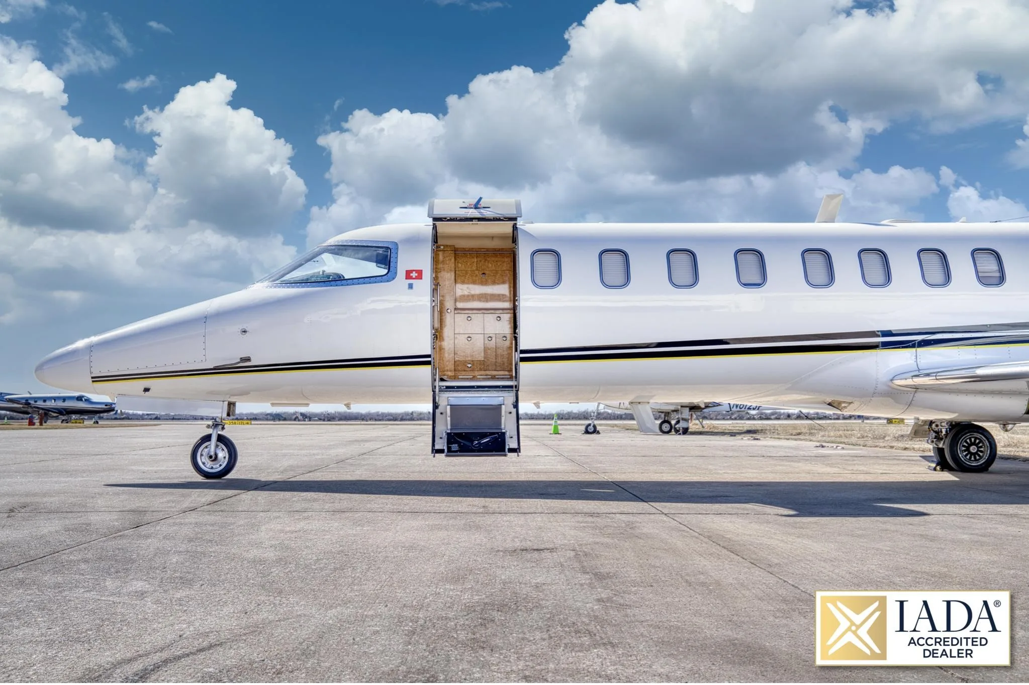 Exterior view of a 2005 LEARJET 45XR, N275ER.