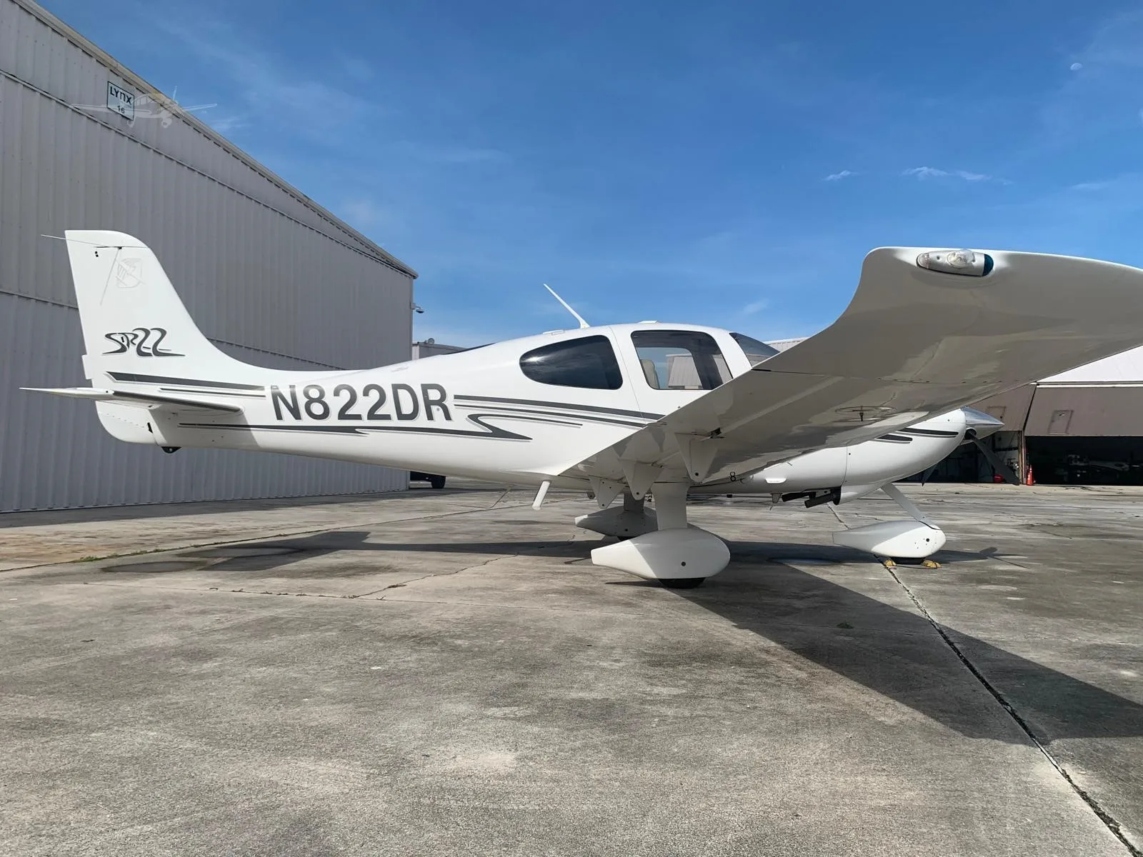 Exterior view of a 2003 CIRRUS SR22, N822DR.