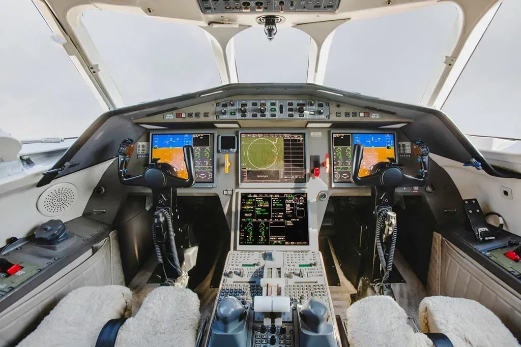 Cockpit and instrument panel of a 2004 Dassault Falcon 2000EX EASy.