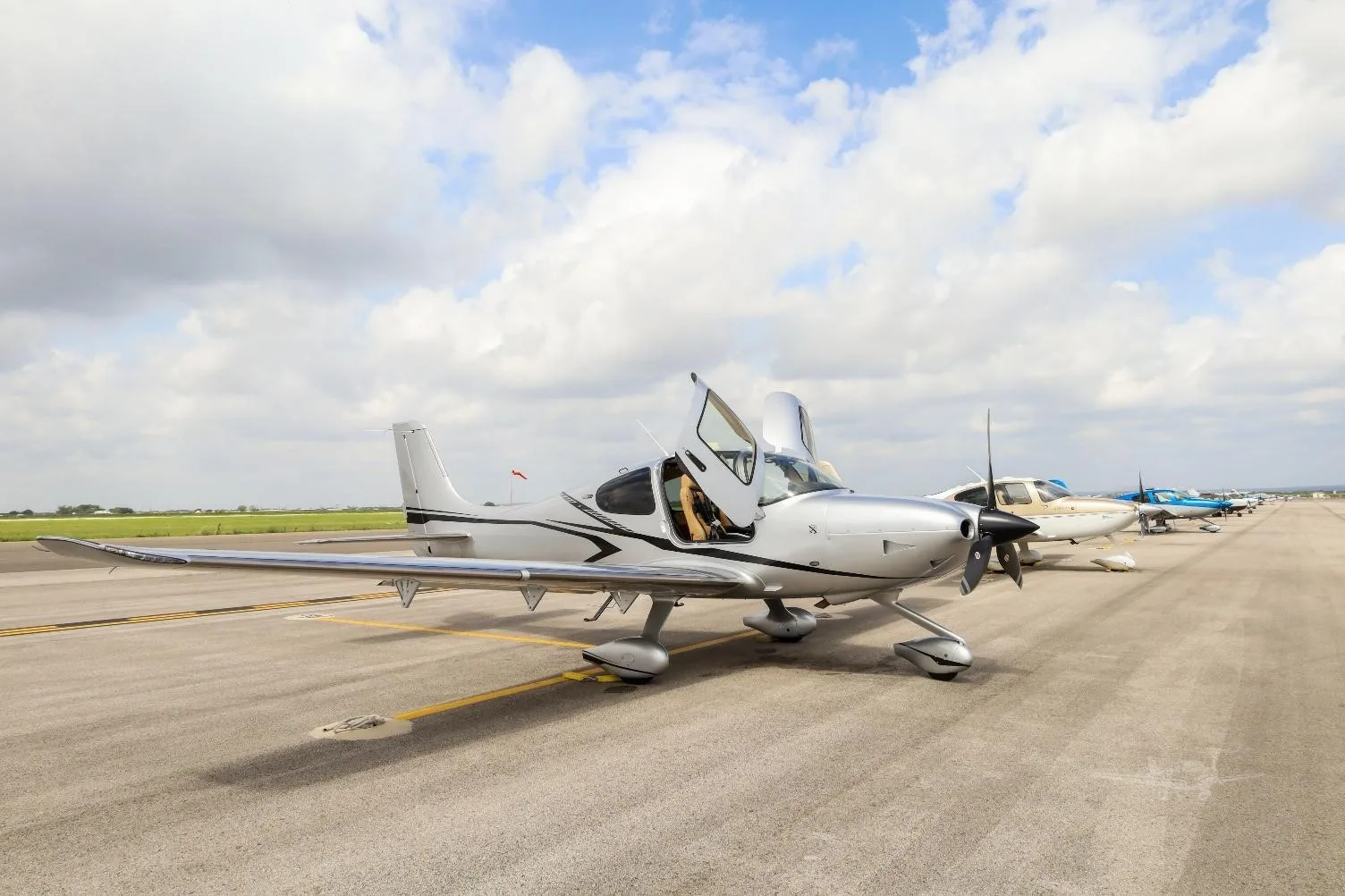 Exterior view of a 2025 CIRRUS SR22 TURBO, N612JJ.