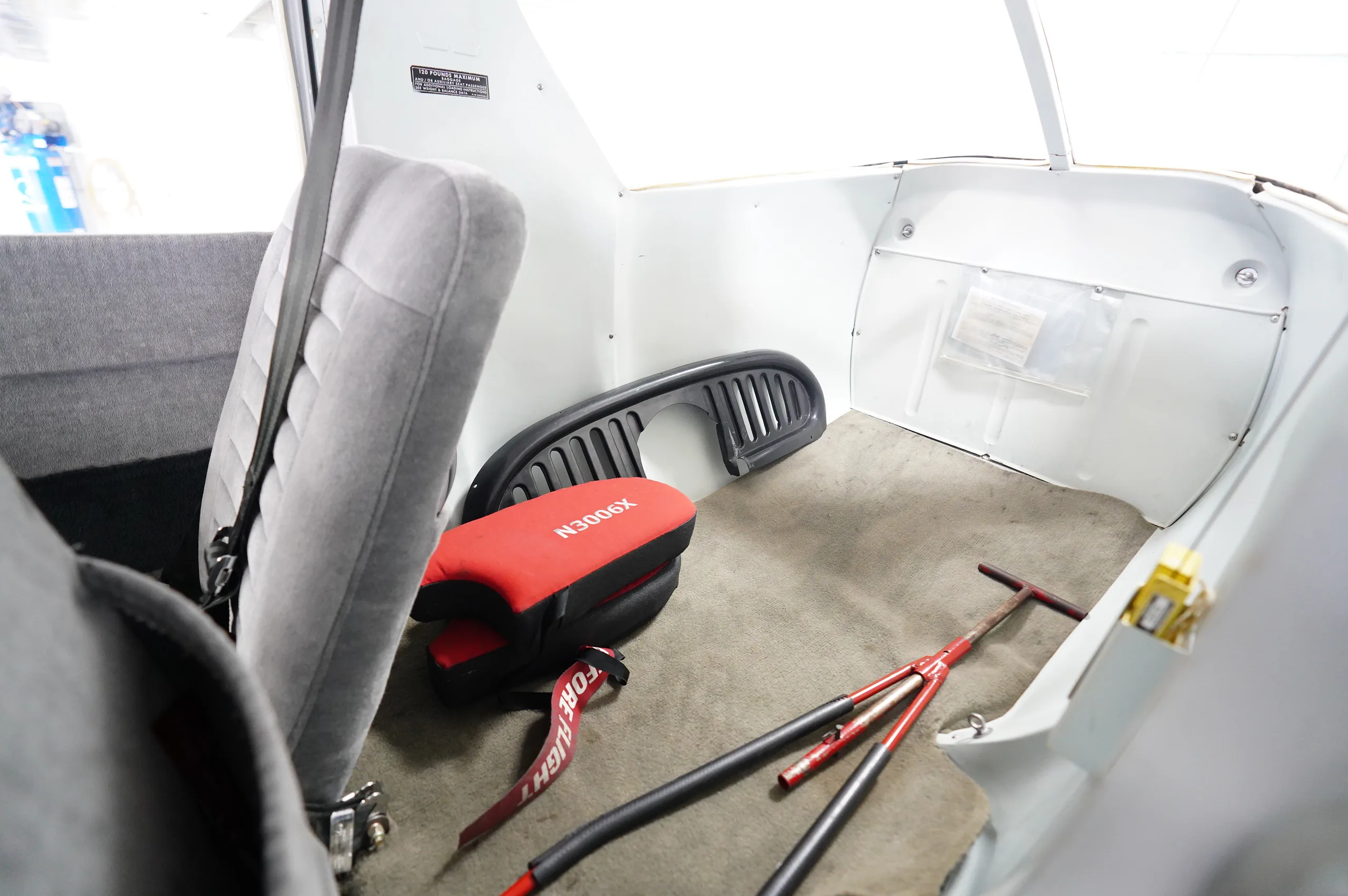 Cabin interior of a Cessna 150F.