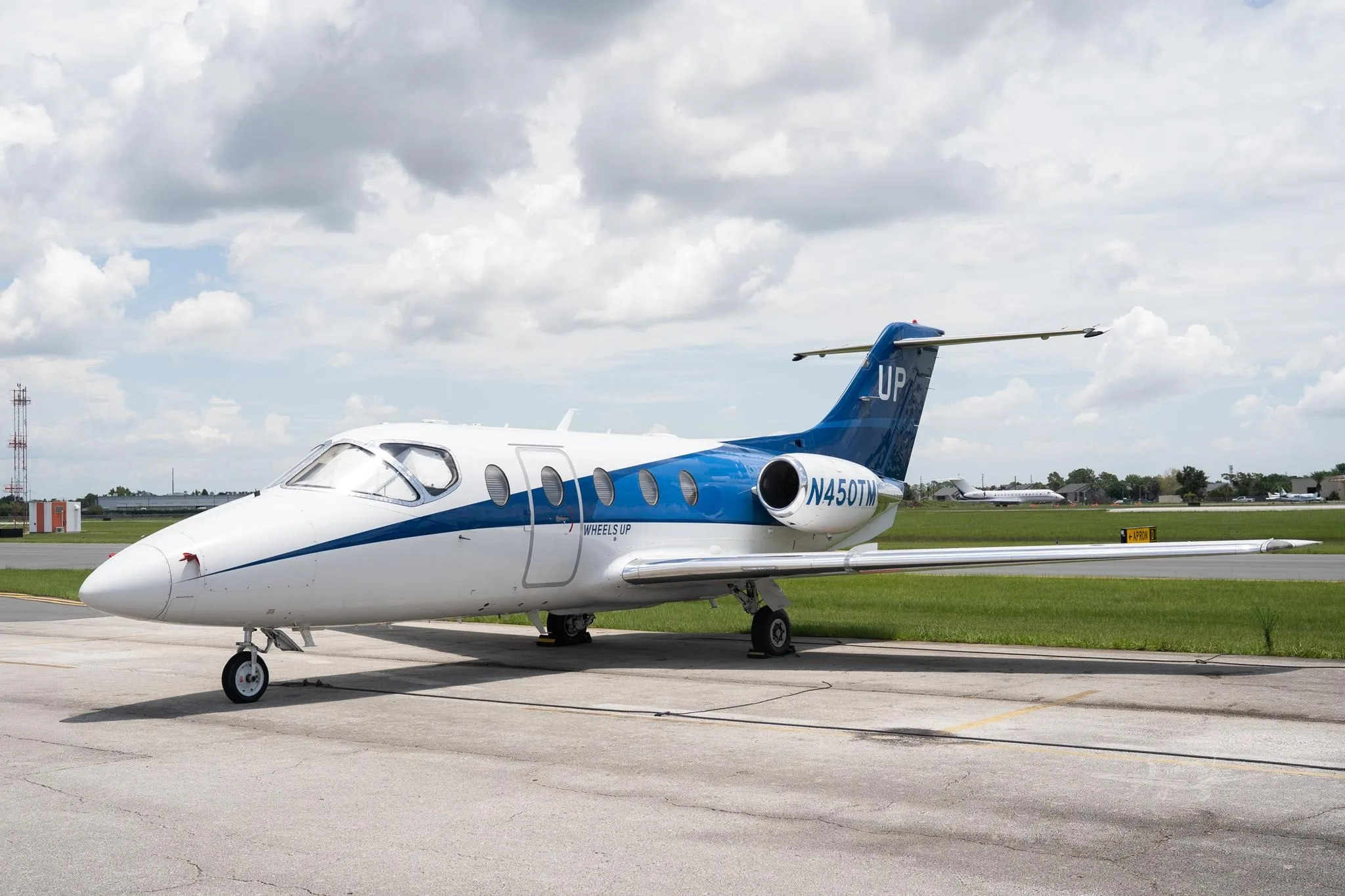 Exterior view of a 2007 HAWKER 400XP, N450TM.