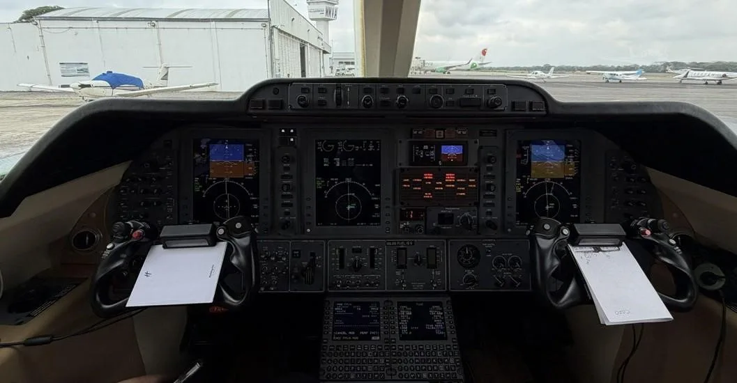 Cockpit and instrument panel of a 2004 BEECHCRAFT PREMIER I.