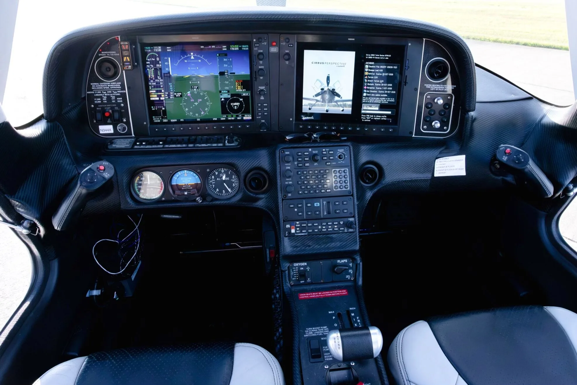 Cockpit and instrument panel of a Cirrus.