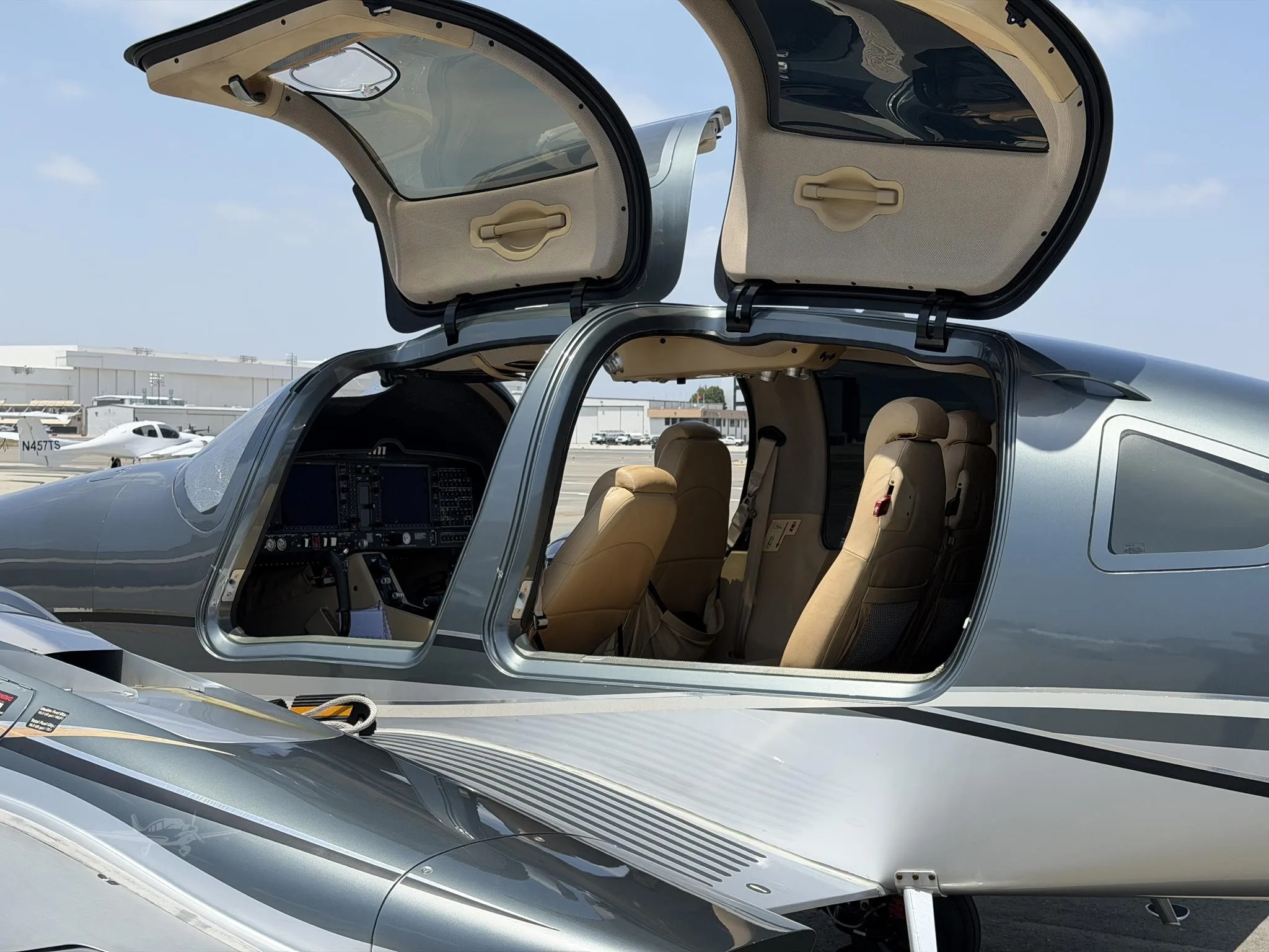 Exterior view of a 2016 DIAMOND DA62, N118CY.