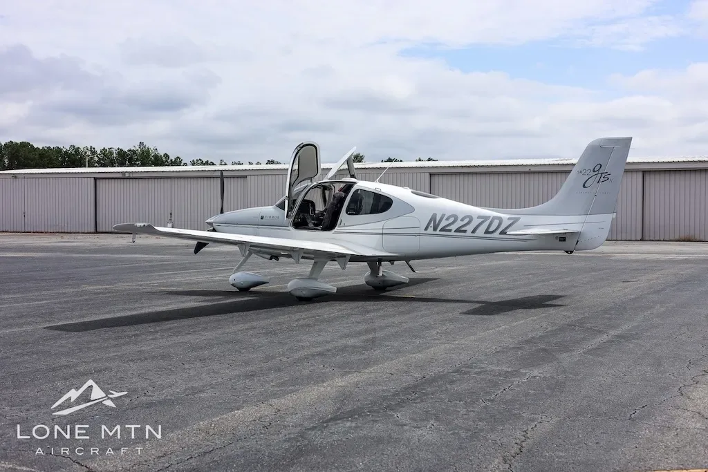 Exterior view of a 2008 Cirrus.
