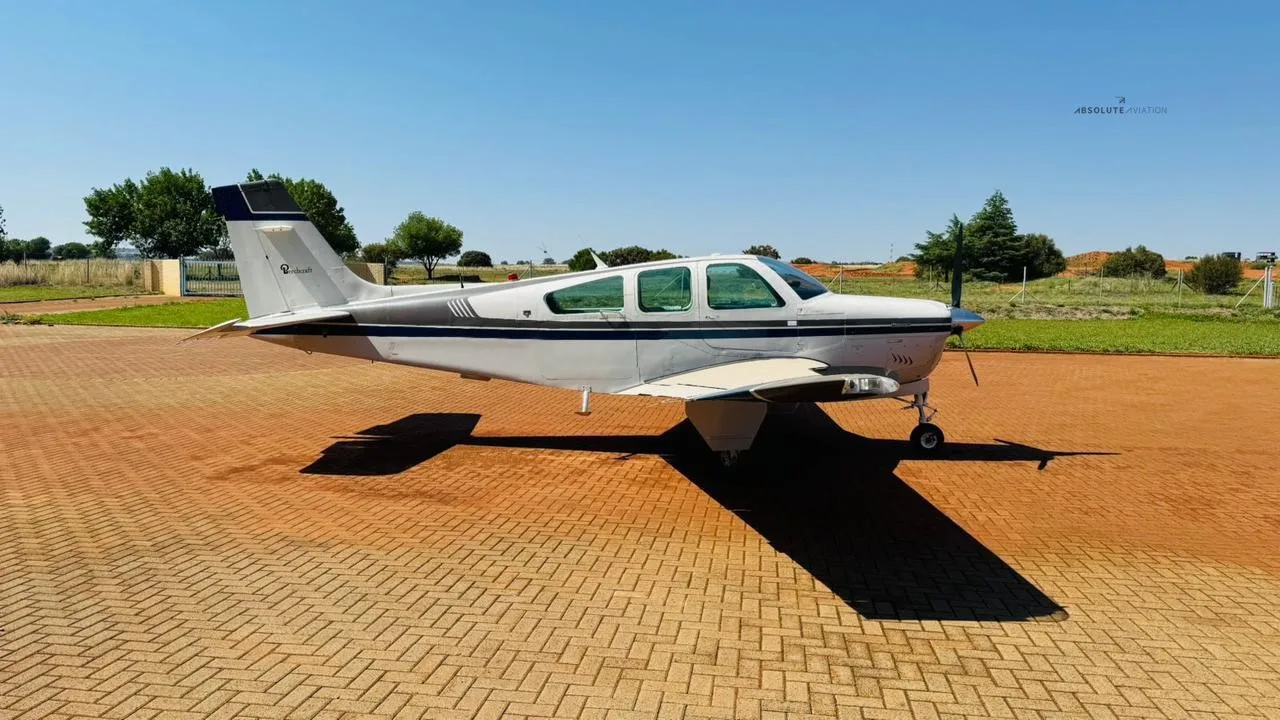 Exterior view of a 1989 BEECHCRAFT F33A BONANZA.