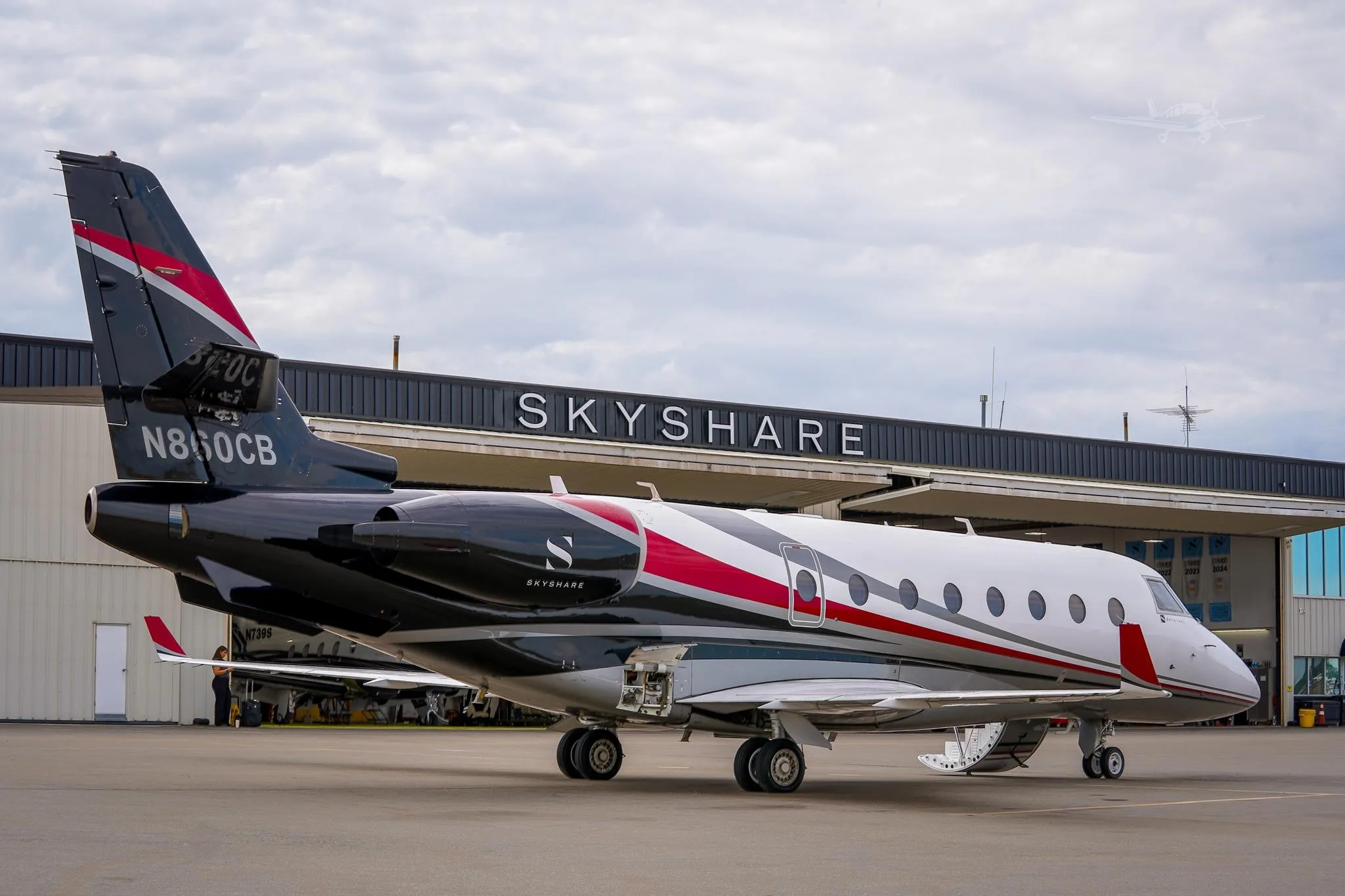 Exterior view of a 2003 GULFSTREAM G200.