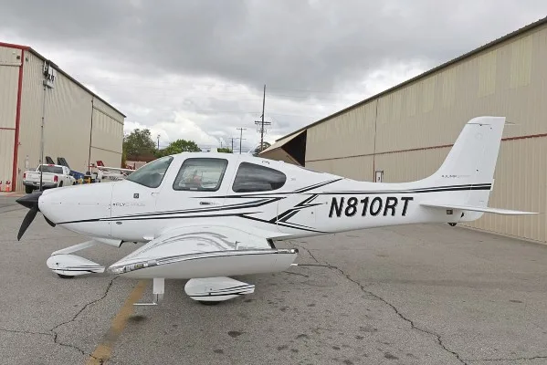 Exterior view of a 2021 Cirrus SR20, N810RT.