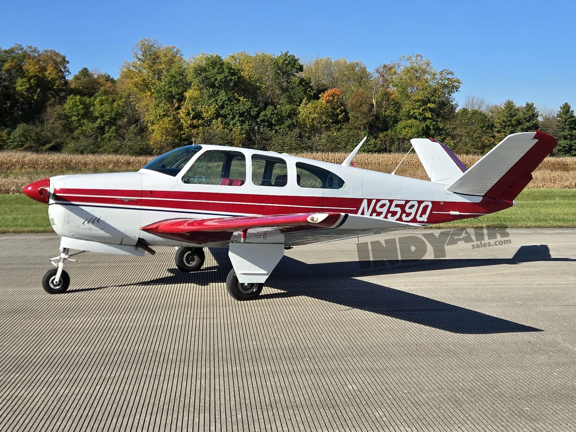 Exterior view of a Beech Bonanza N35, N959Q.