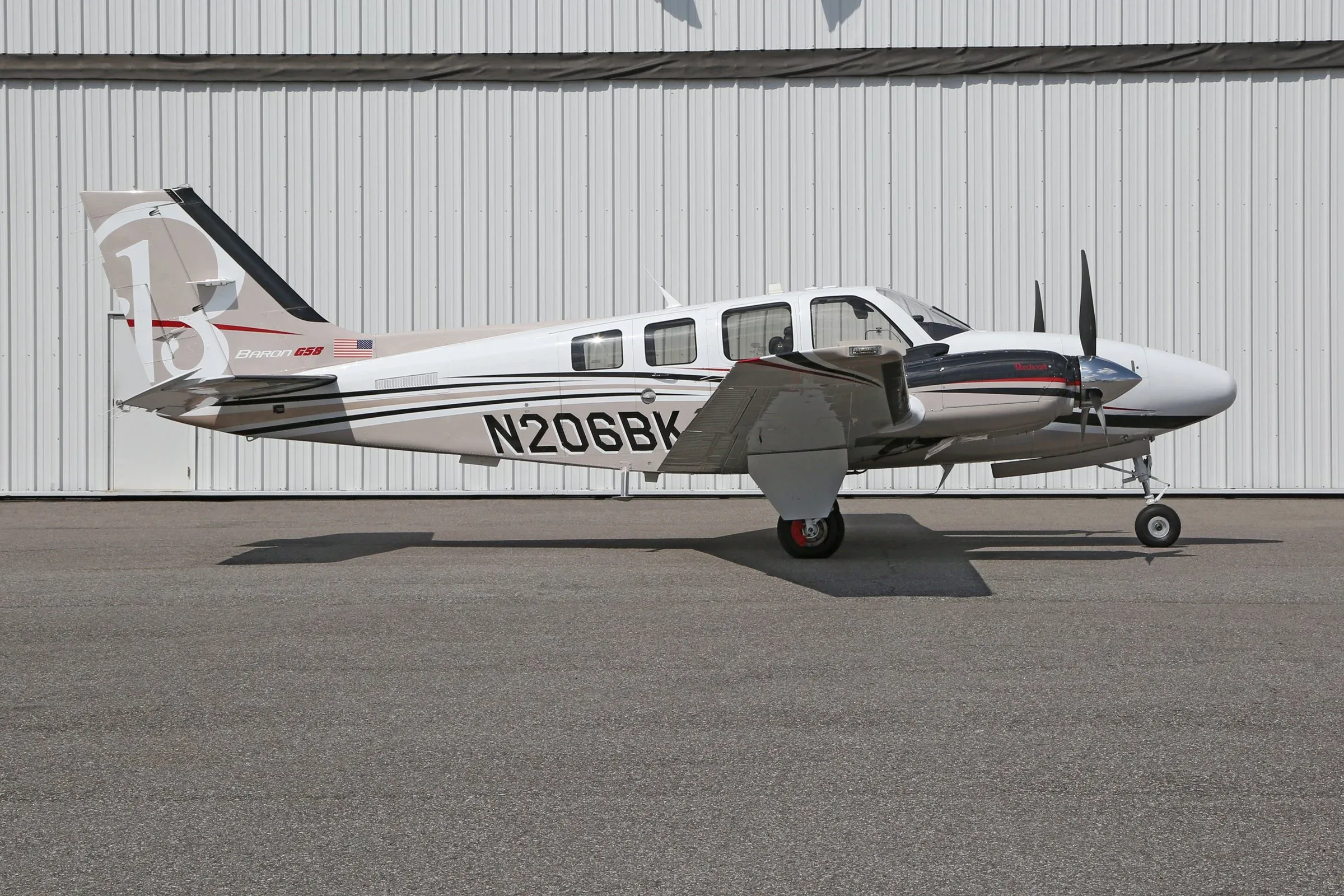 Exterior view of a 2014 Beech BARON, N206BK.