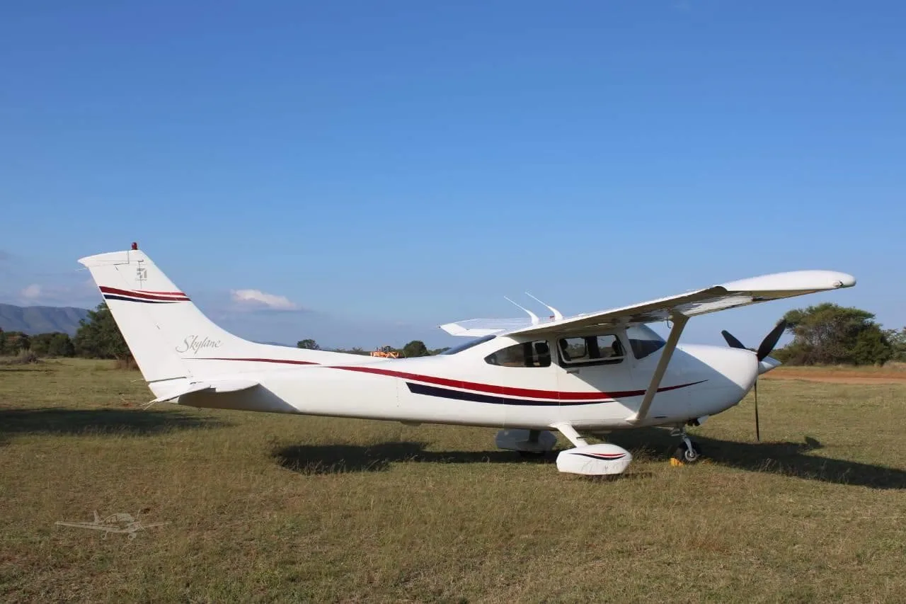 Exterior view of a 1999 CESSNA 182S SKYLANE.