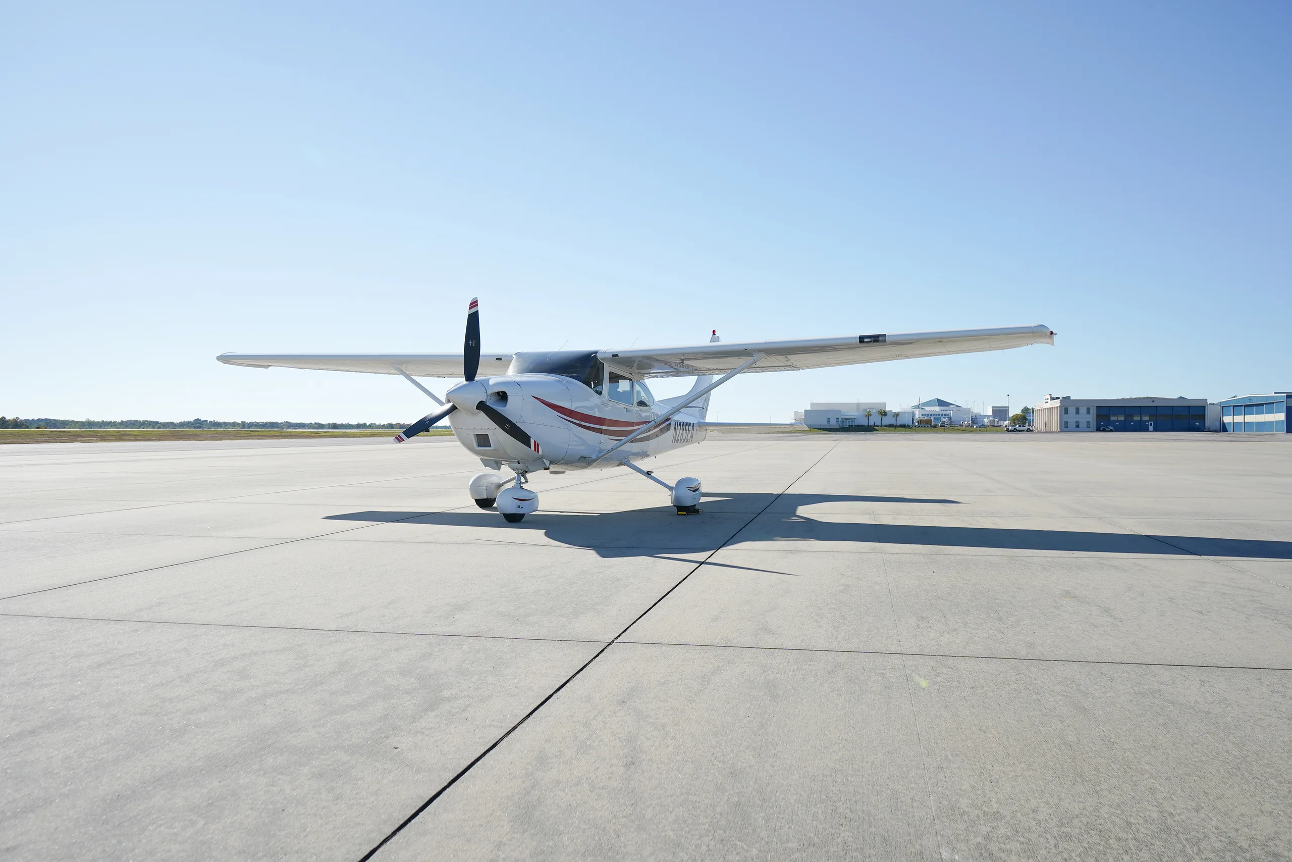 Exterior view of a 1999 Cessna 182S SKYLANE.