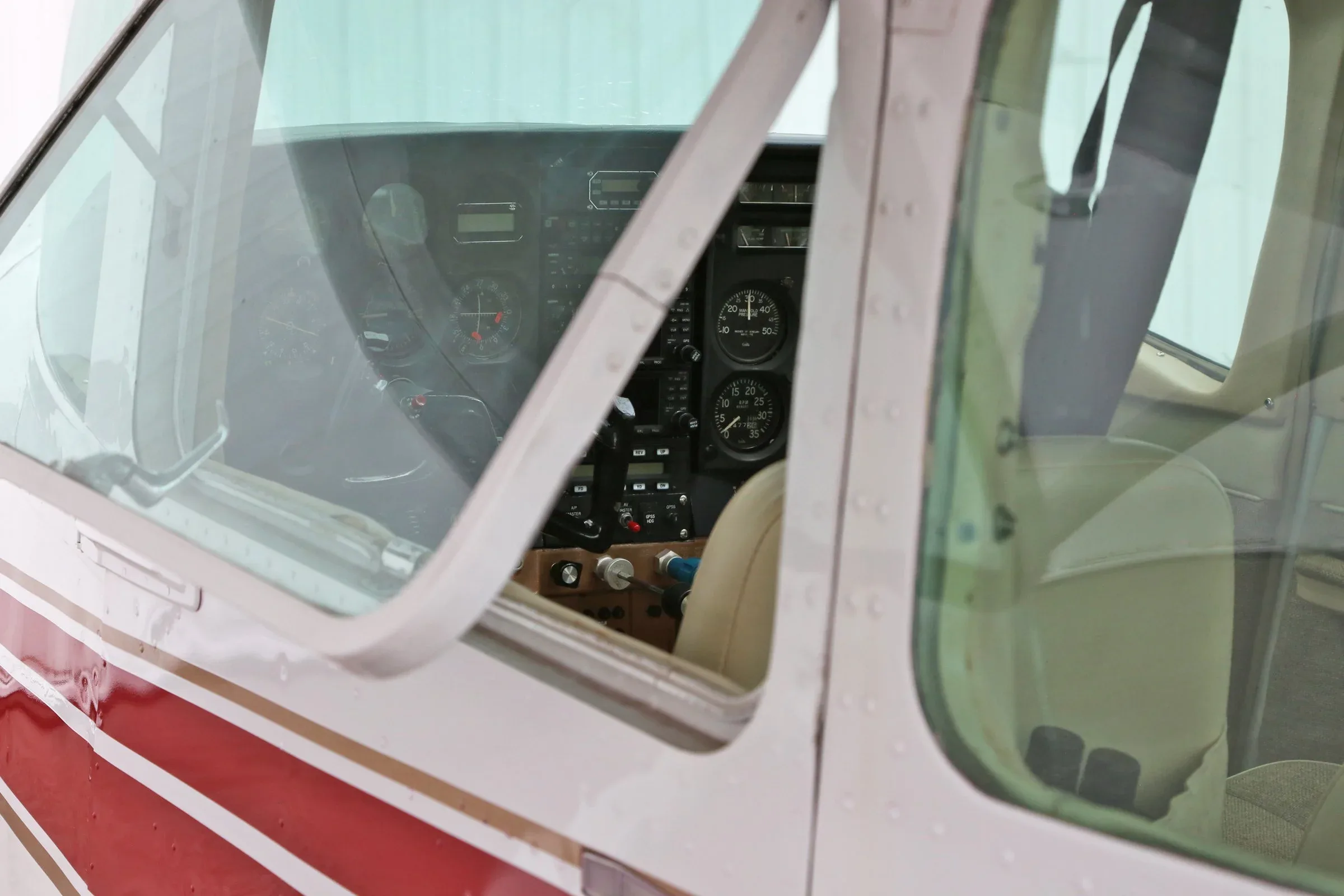 Cockpit and instrument panel of a 1969 Cessna 182 Skylane.