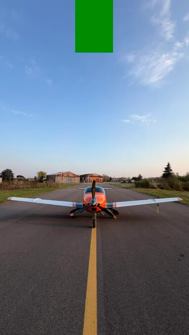 Exterior view of a 2020 JMB Aircraft VL3 915 iS.
