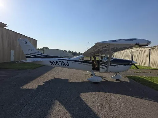 Exterior view of a 2006 Cessna 182T.