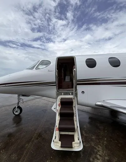 Exterior view of a 2004 BEECHCRAFT PREMIER I, N322BJ.
