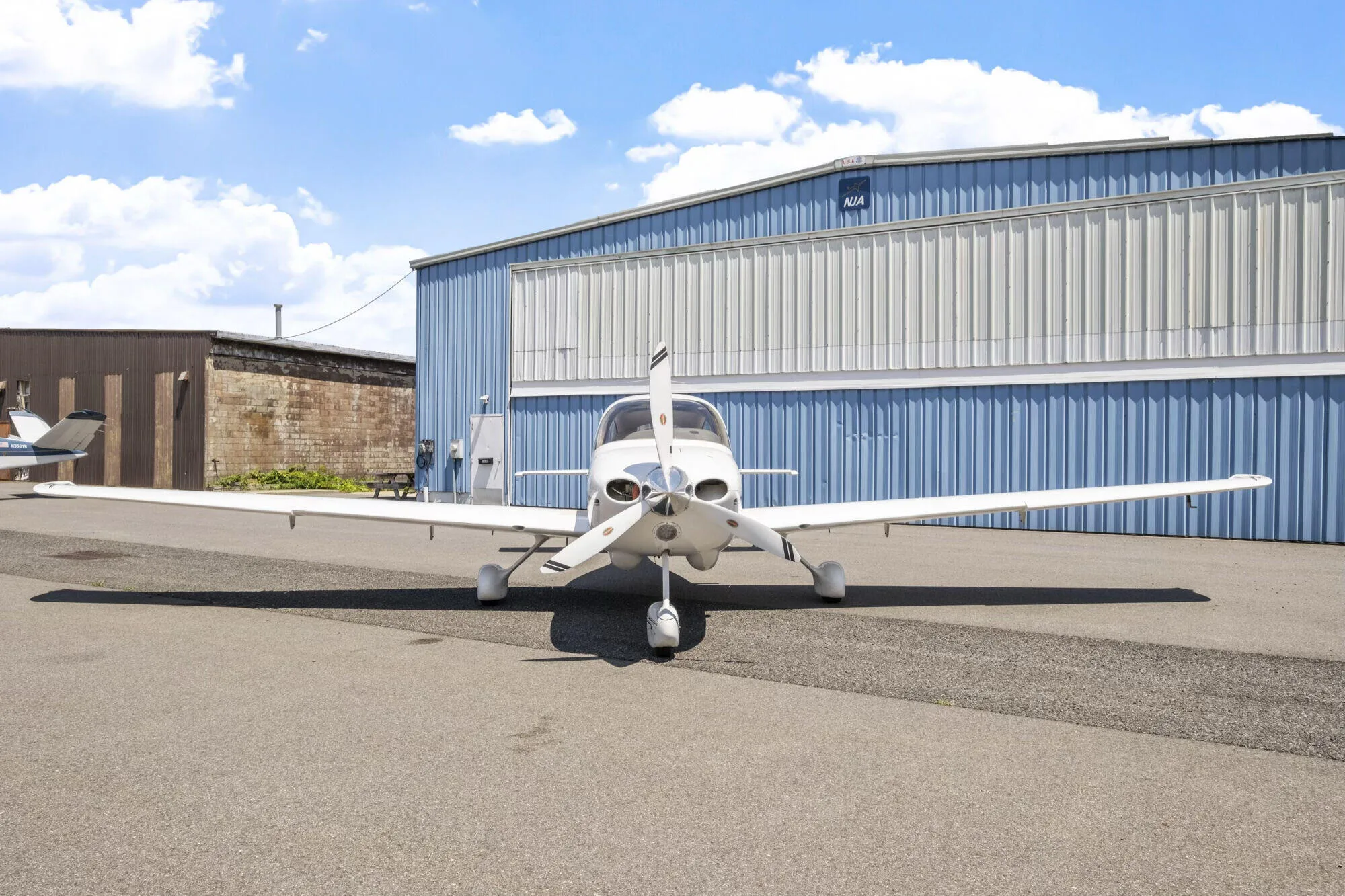 Exterior view of a 2000 Cirrus SR22 G1.