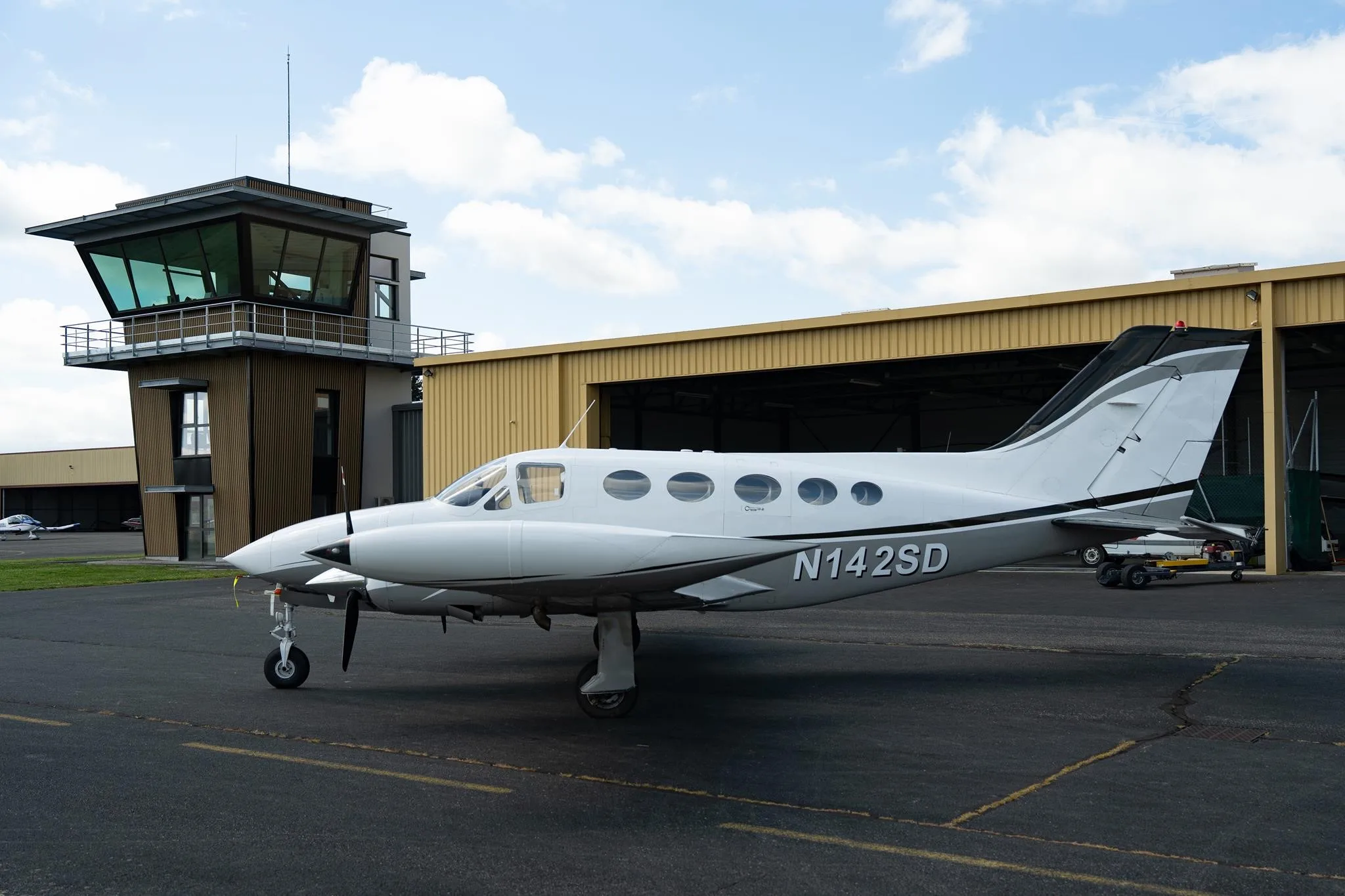 Exterior view of a 1975 CESSNA 414, N142SD.