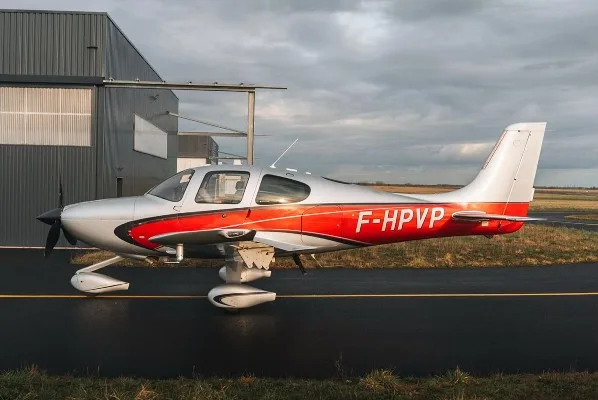 Exterior view of a 2012 Cirrus SR22-G3, F-HPVP.