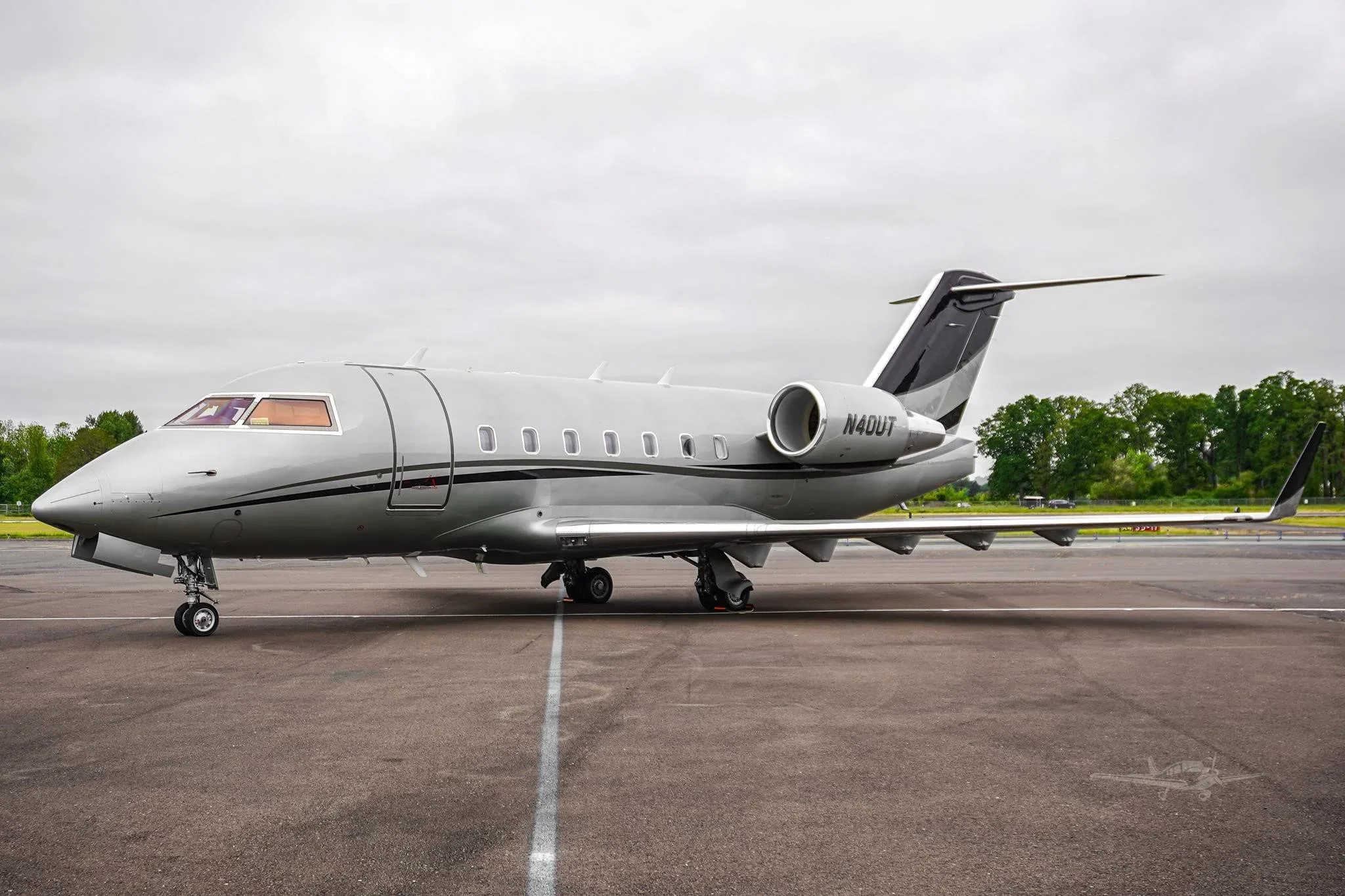 Exterior view of a 1993 BOMBARDIER CHALLENGER 601-3A/ER, N40UT.