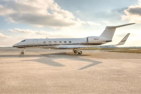 Exterior view of a 1999 Gulfstream, G-V.