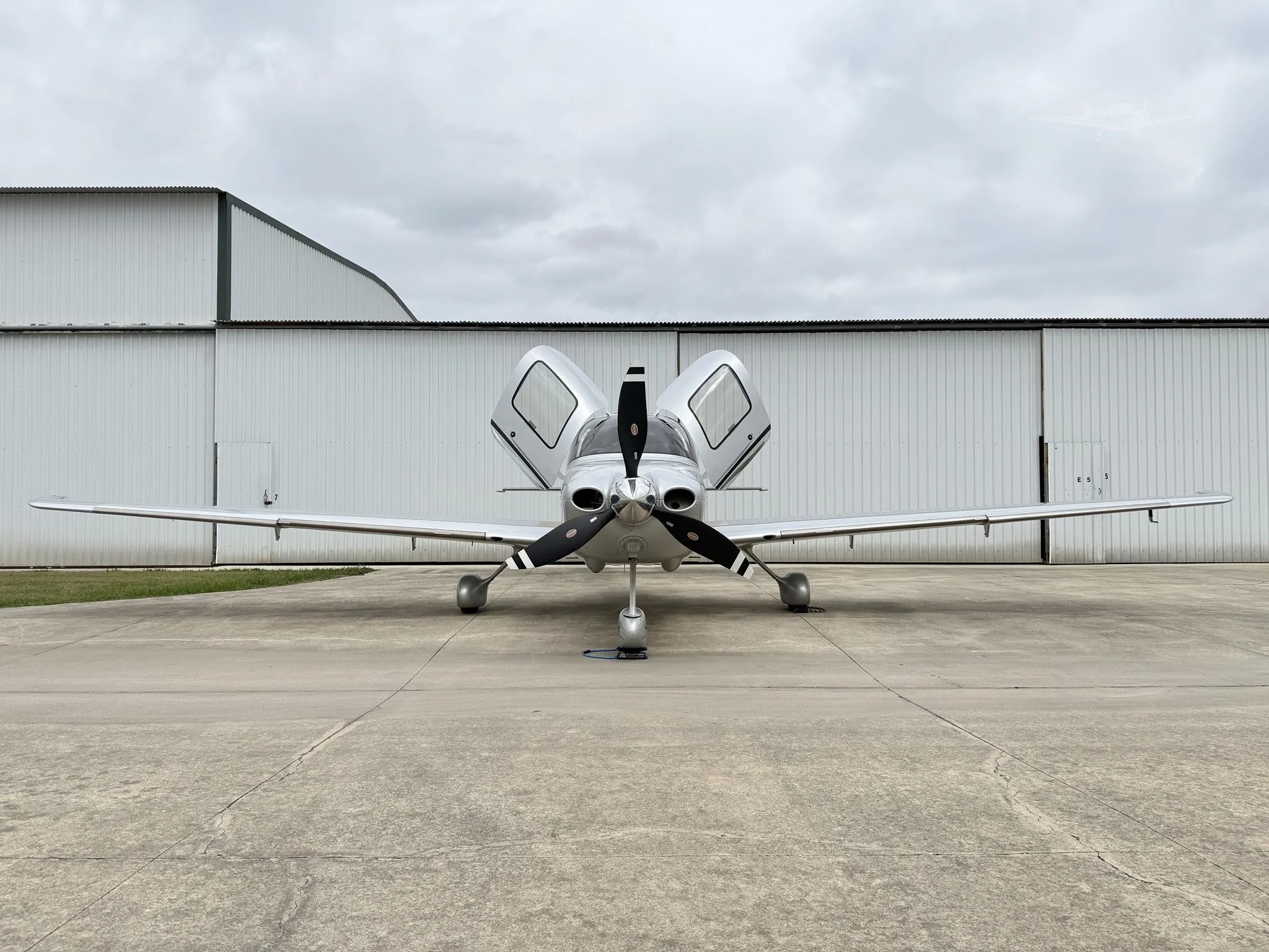 Exterior view of a 2007 CIRRUS SR22-G2 TURBO, N615JP.