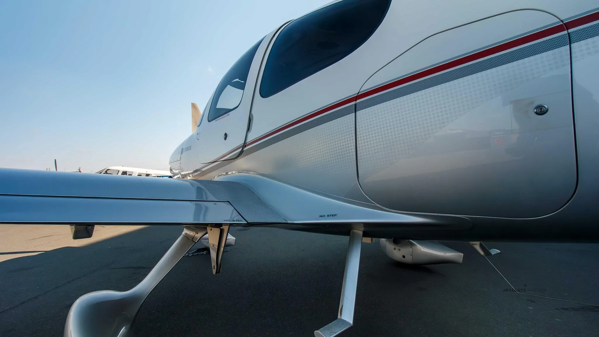 Exterior view of a 2010 CIRRUS SR22-G3.