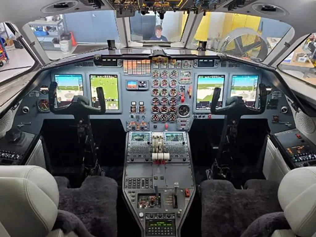 Cockpit and instrument panel of a 1995 Dassault Falcon 900B.