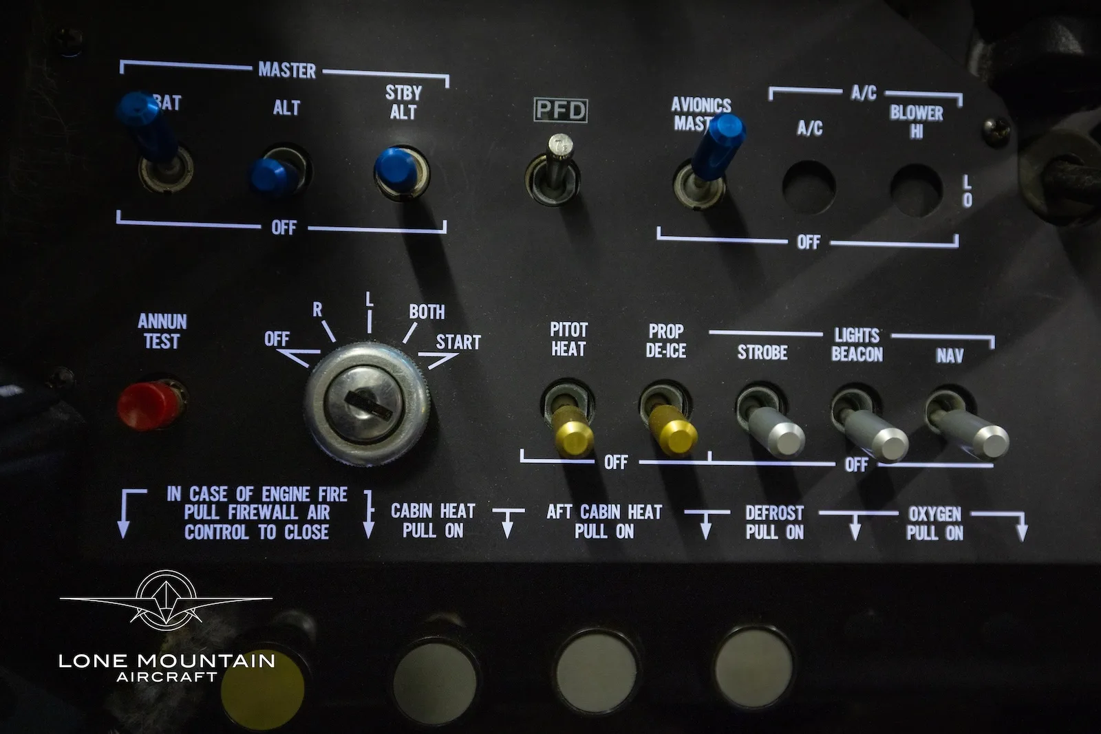 Avionics suite of a 1998 Beechcraft A36 Bonanza.