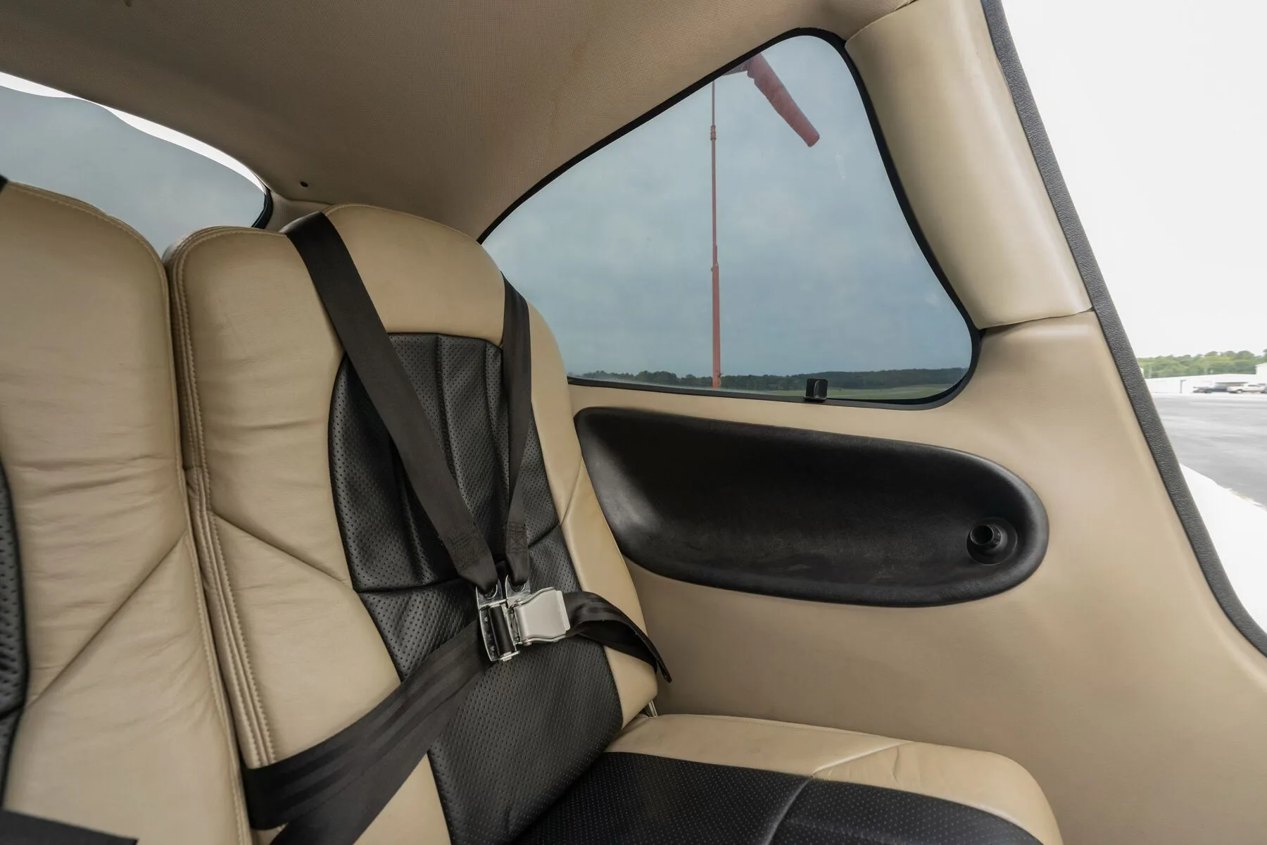 Cabin interior of a Cirrus SR20-G2.