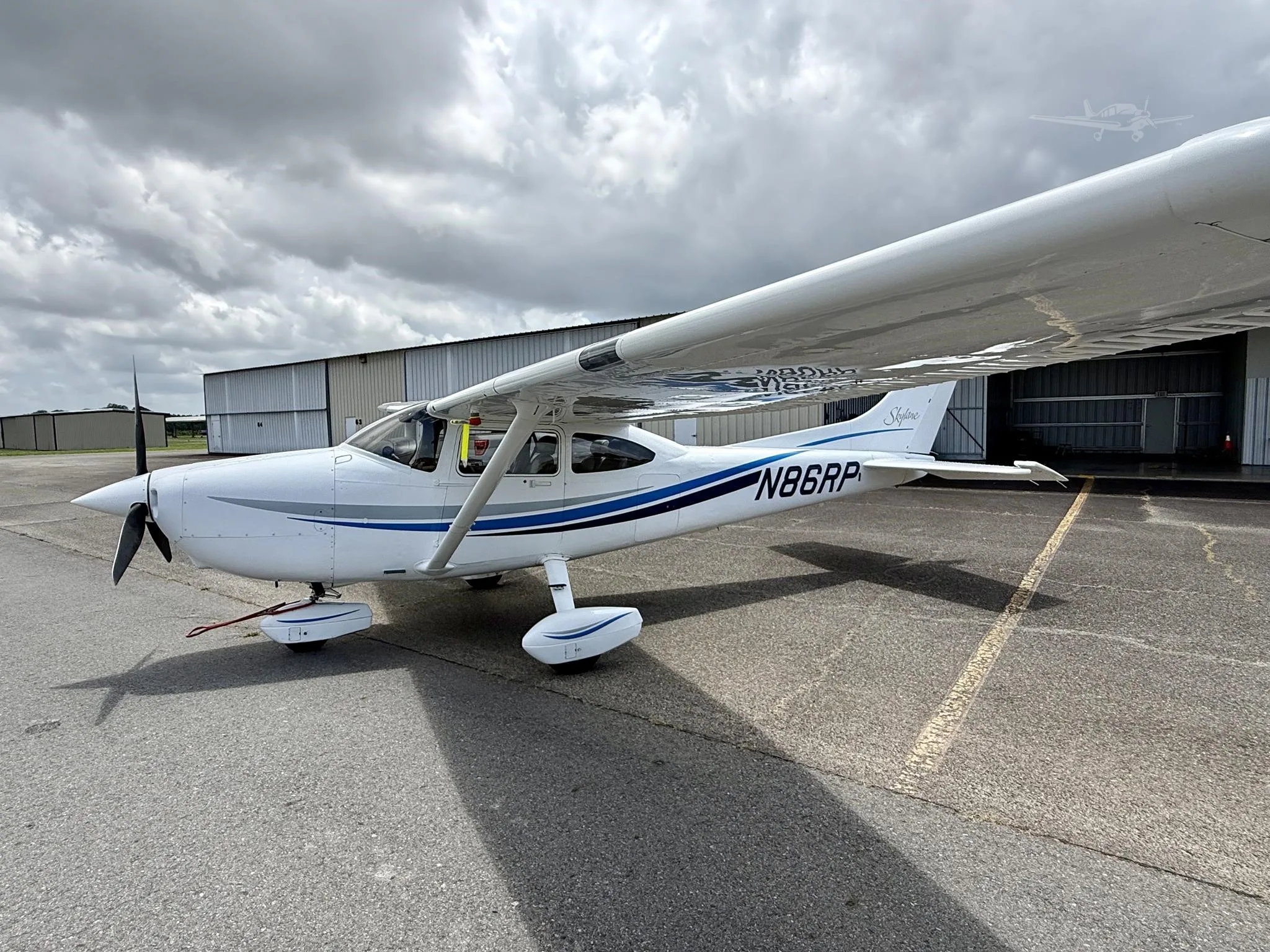 Exterior view of a 1999 CESSNA 182S SKYLANE, N86RP.